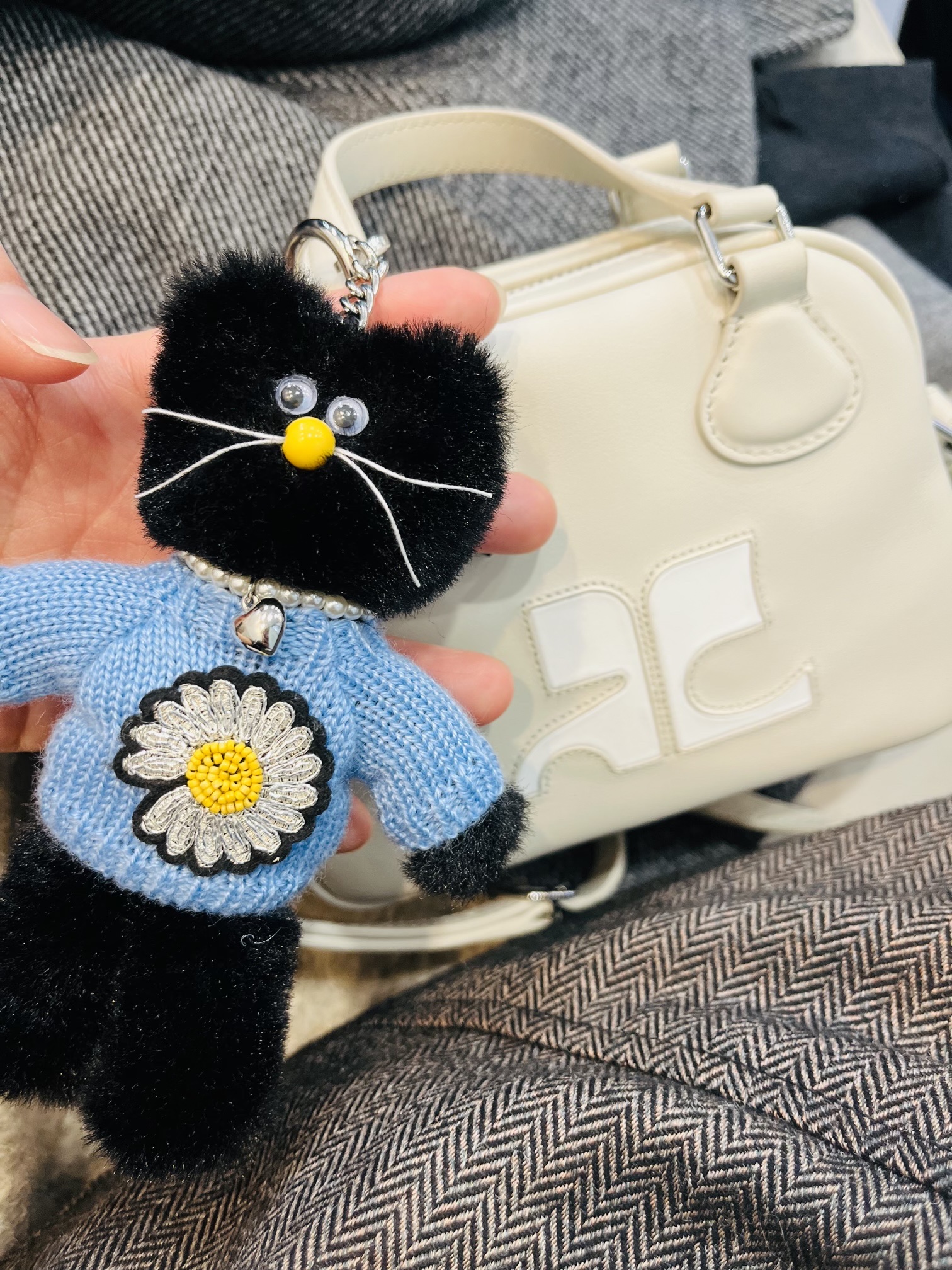 Monamhee x Peaceminusone Daihee Plush Keyring 착용 스타일