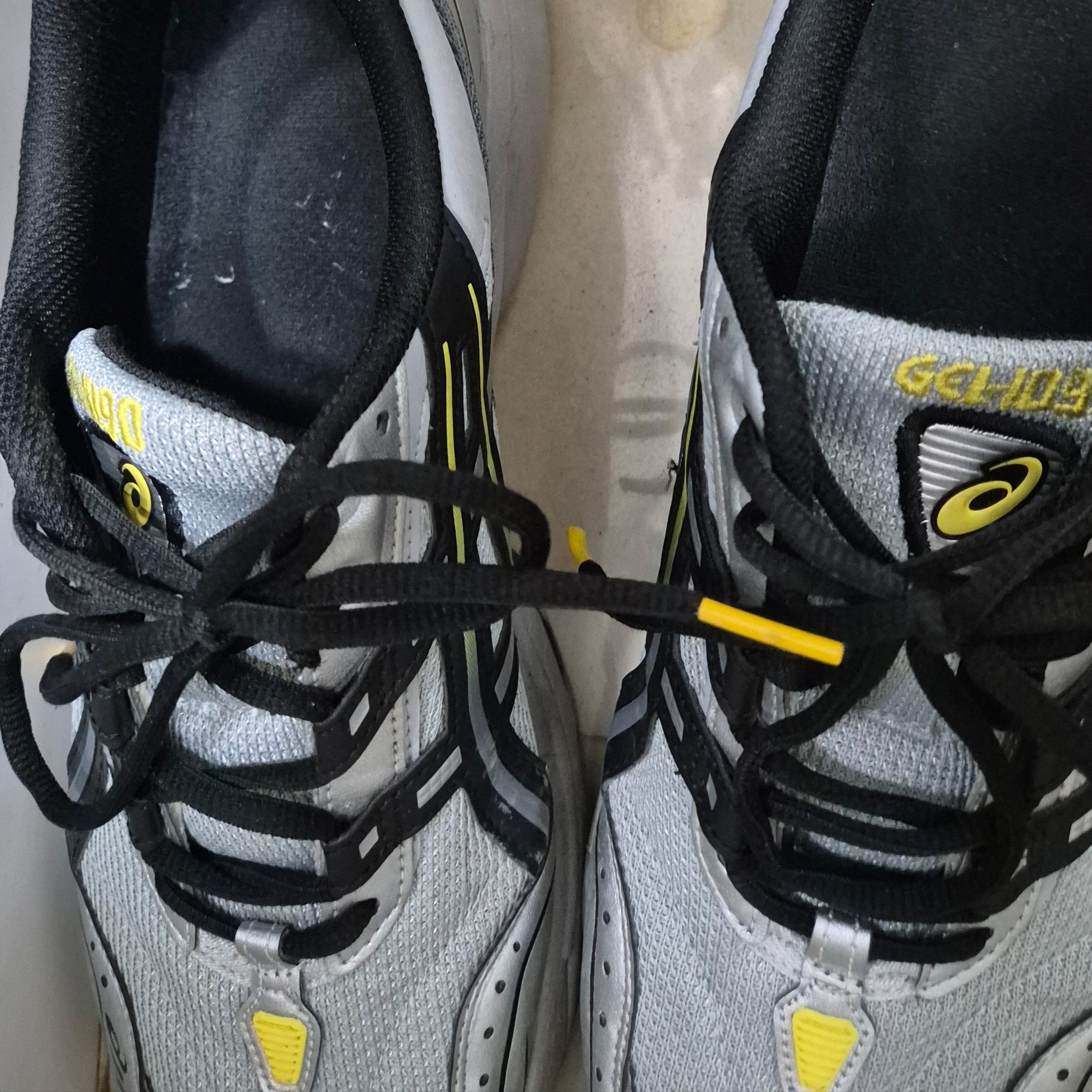 Asics Gel-1090 Mid Grey Black 착용 스타일