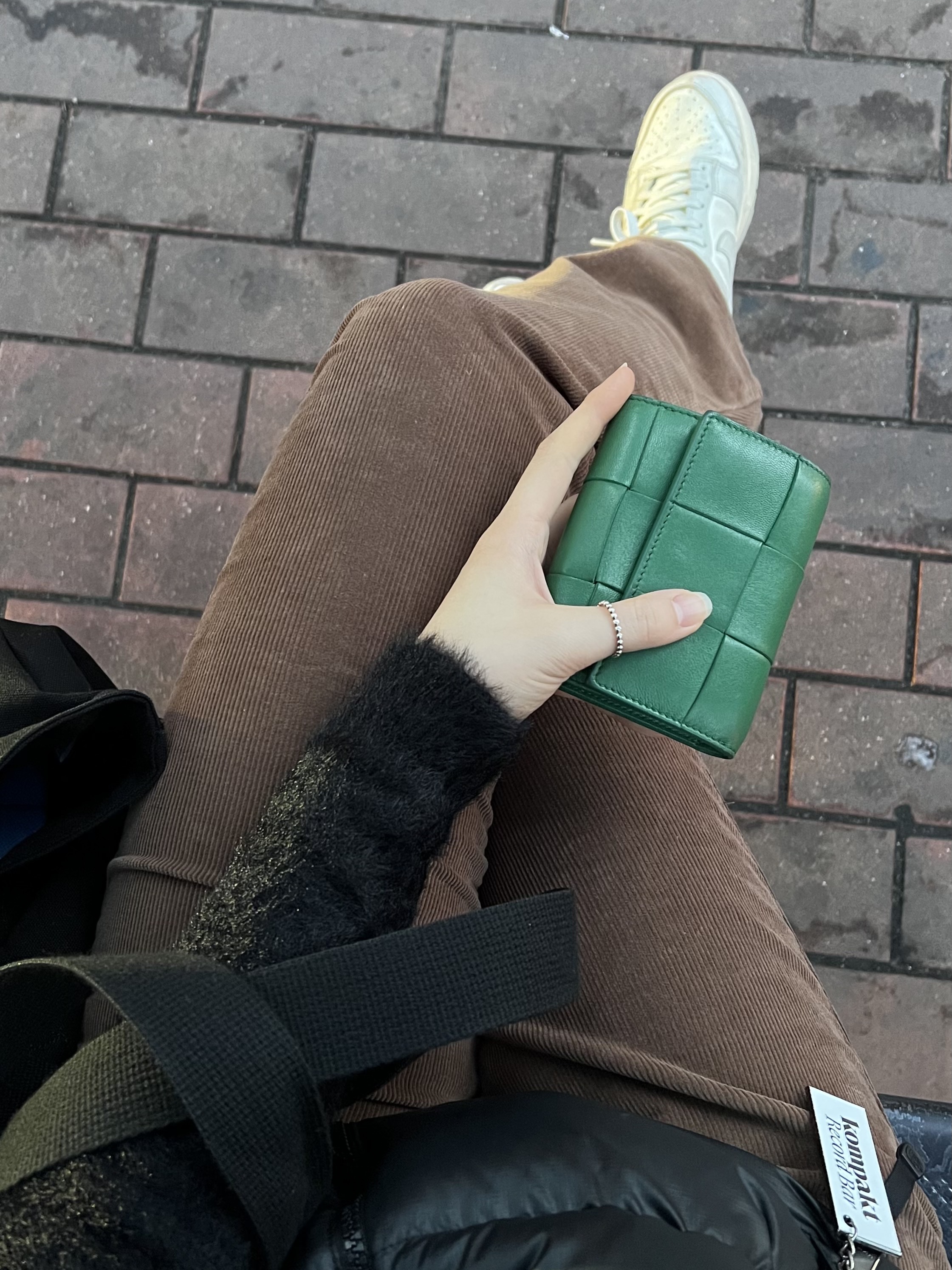 Bottega Veneta Cassette Tri-Fold Zip Wallet Raintree, (W) Nike Dunk Low Photon Dust 착용 스타일