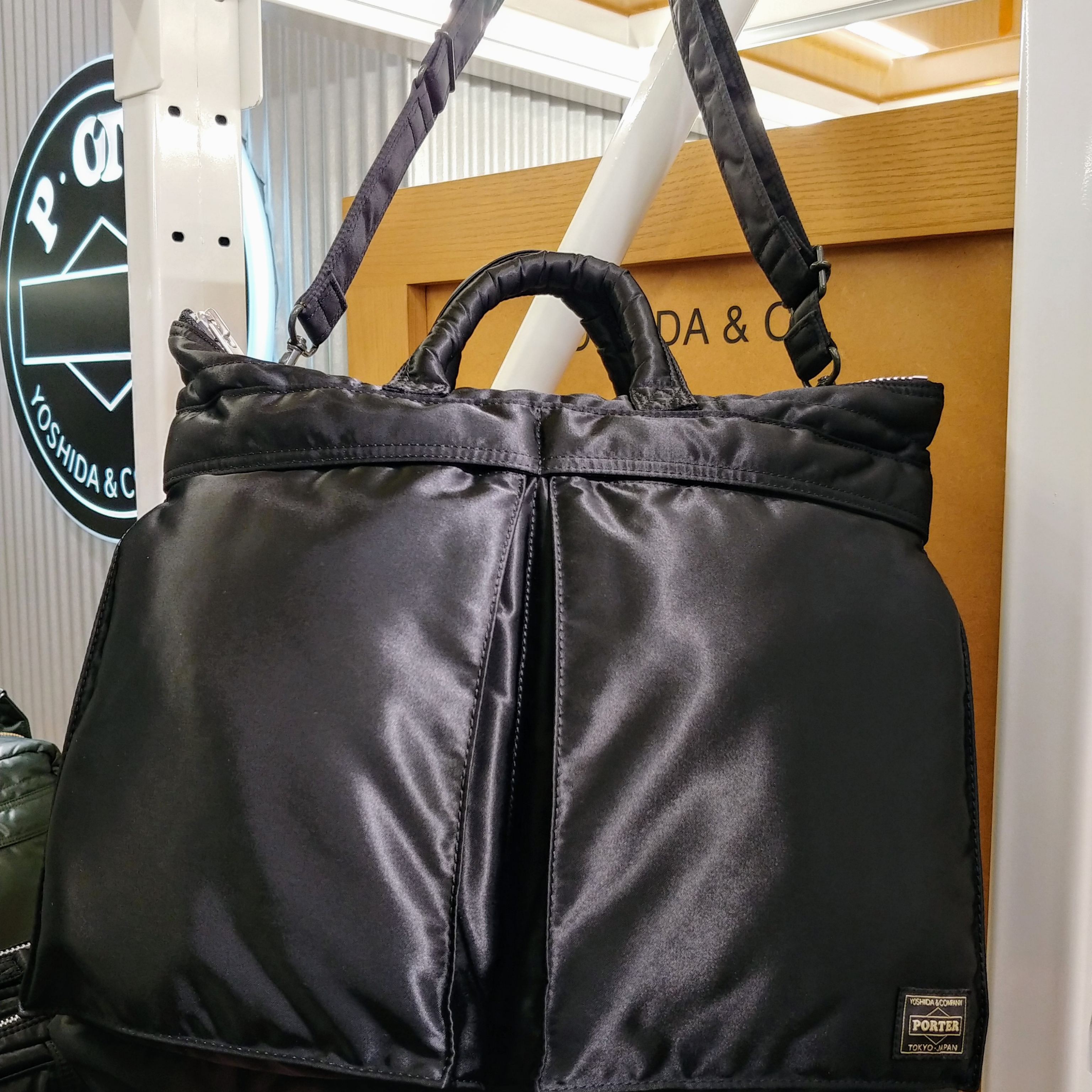 Porter All New Tanker Short Helmet Bag Black, Porter All New Tanker 2Way Document Bag Sage Green 착용 스타일 - 1