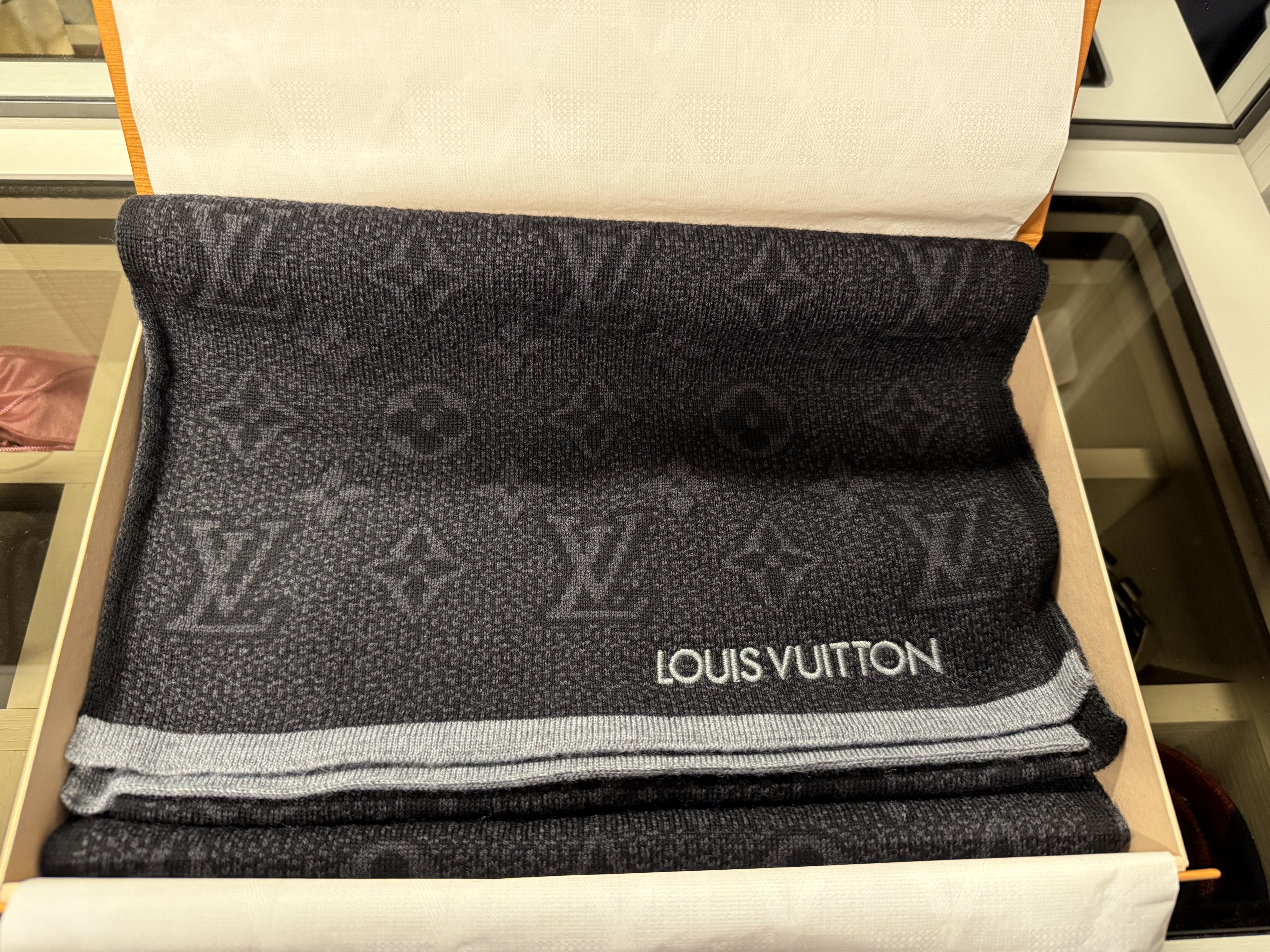 Louis Vuitton My Monogram Eclipse Muffler Gray 착용 스타일