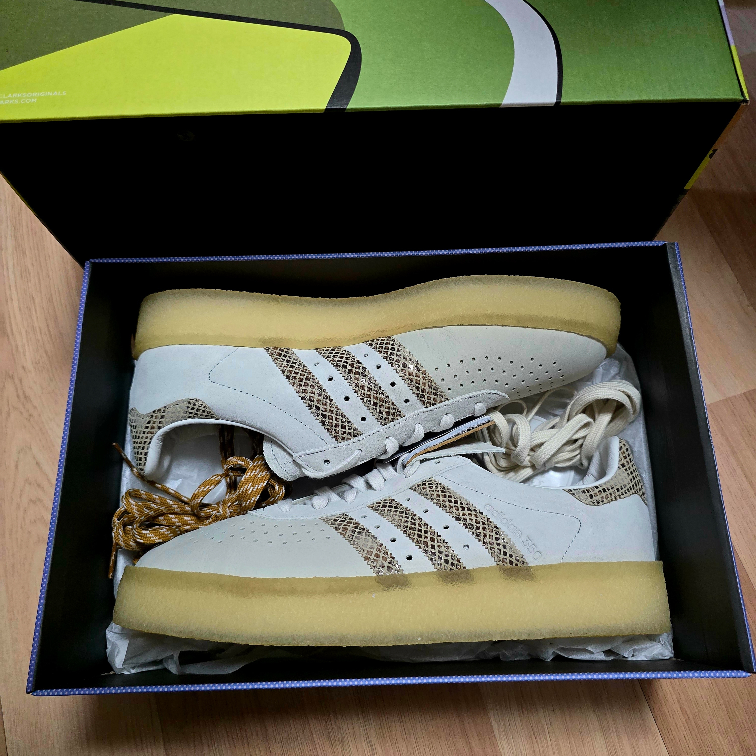 Adidas x Clarks x Ronnie Fieg 8th Street AS350 Kithmas Crystal White Brown 착용 스타일 - 5