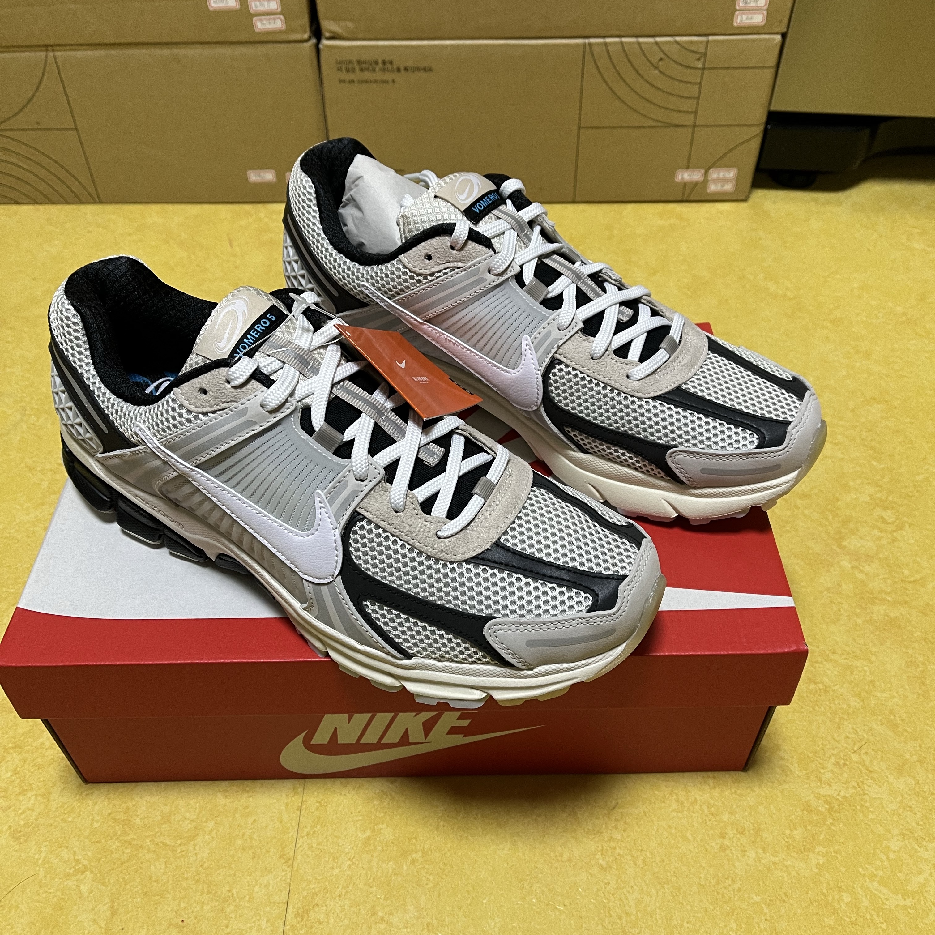 Nike Zoom Vomero 5 Light Bone and Black 착용 스타일