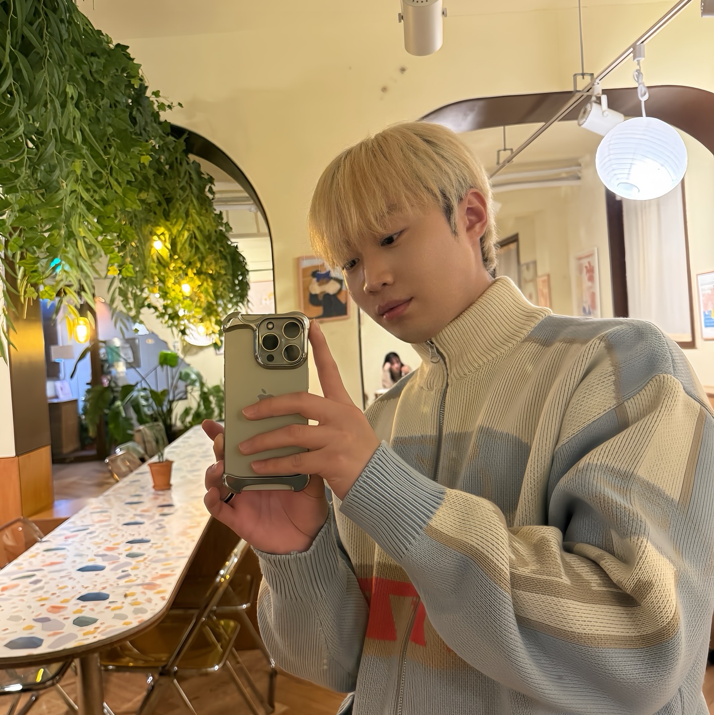 Arc Pulse iPhone 16 Pro Silver 착용 스타일