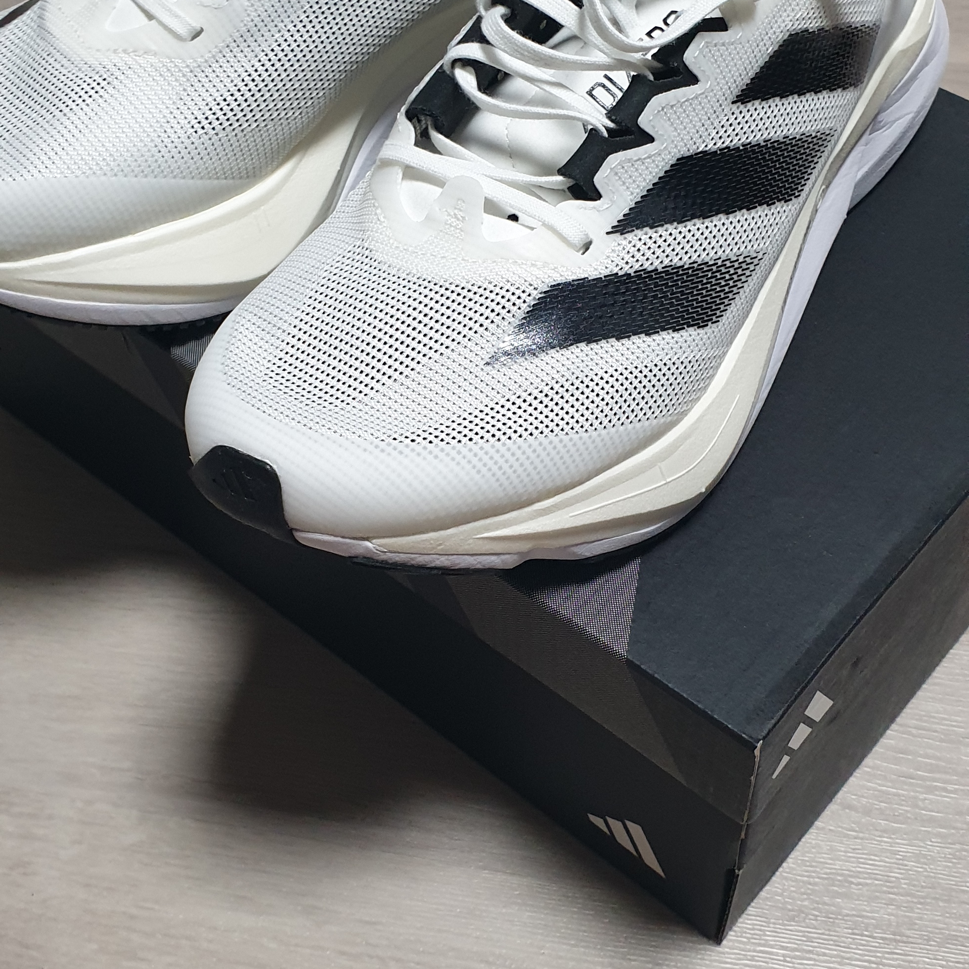 Adidas Adizero Boston 12 Cloud White Core Black Night Metallic 착용 스타일