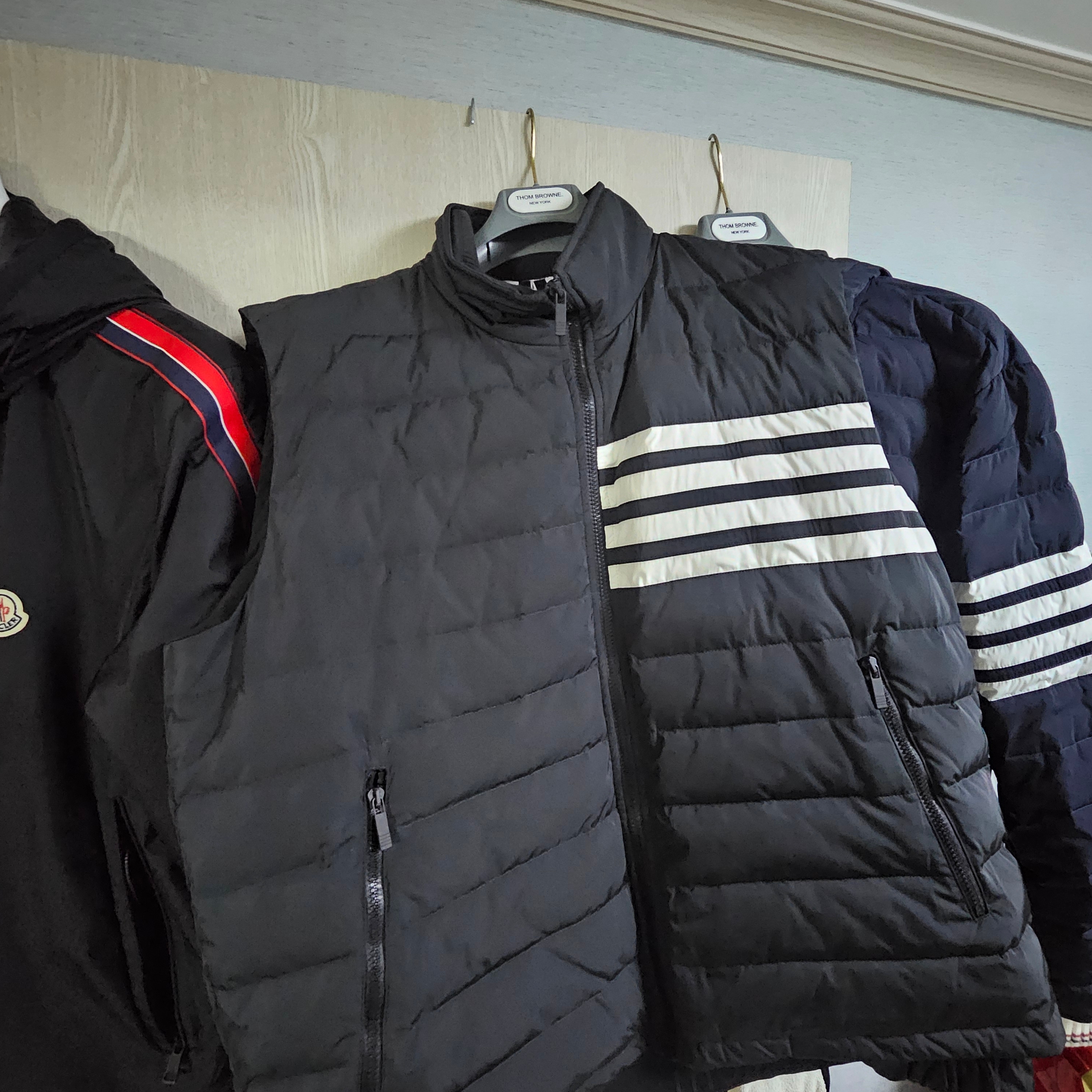 Thom Browne Poly Twill Down 4-Bar Ski Vest Charcoal, Thom Browne Poly Twill Down Filled 4-Bar Ski Jacket Navy 착용 스타일