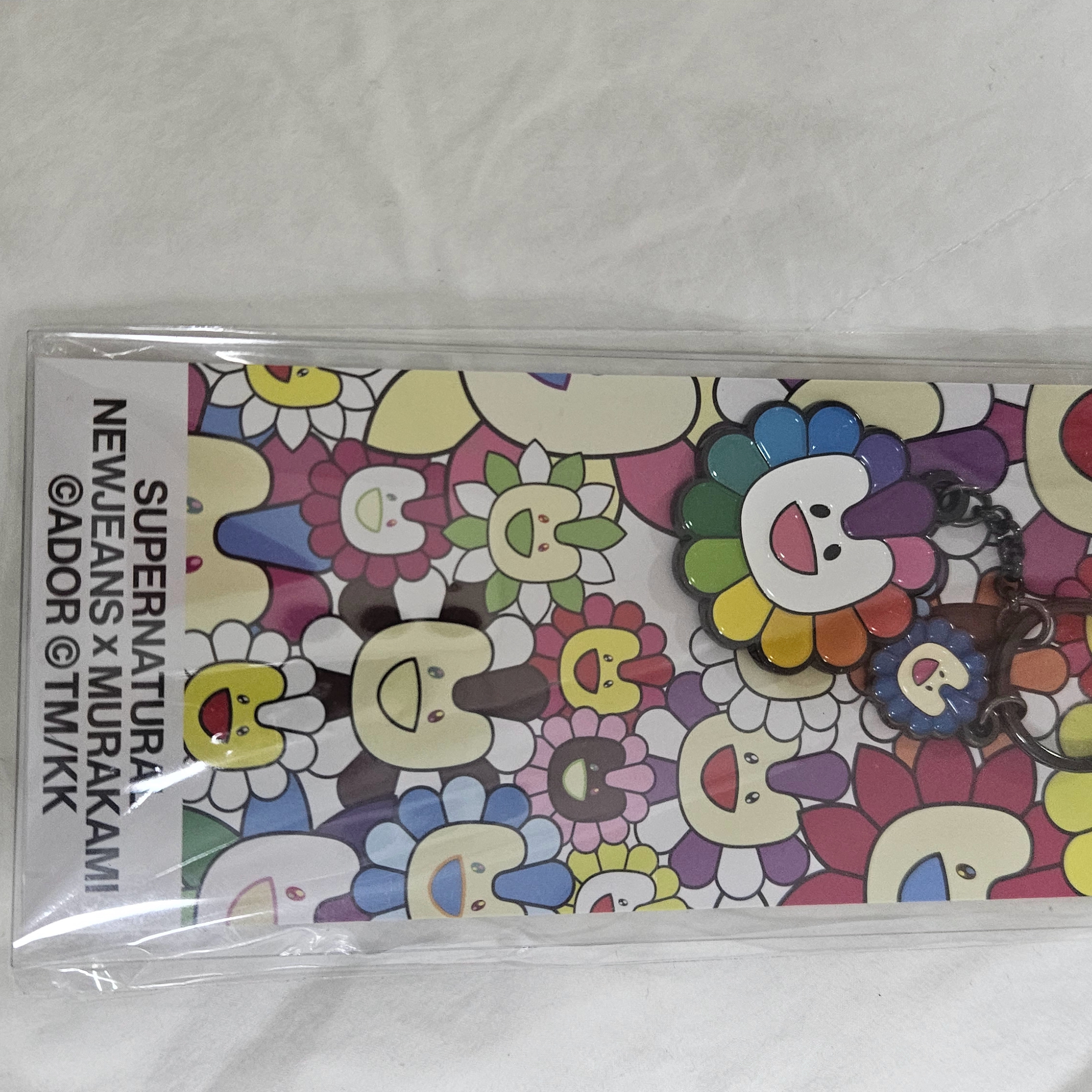 NewJeans x Murakami Metal Keyring Flower 착용 스타일 - 2