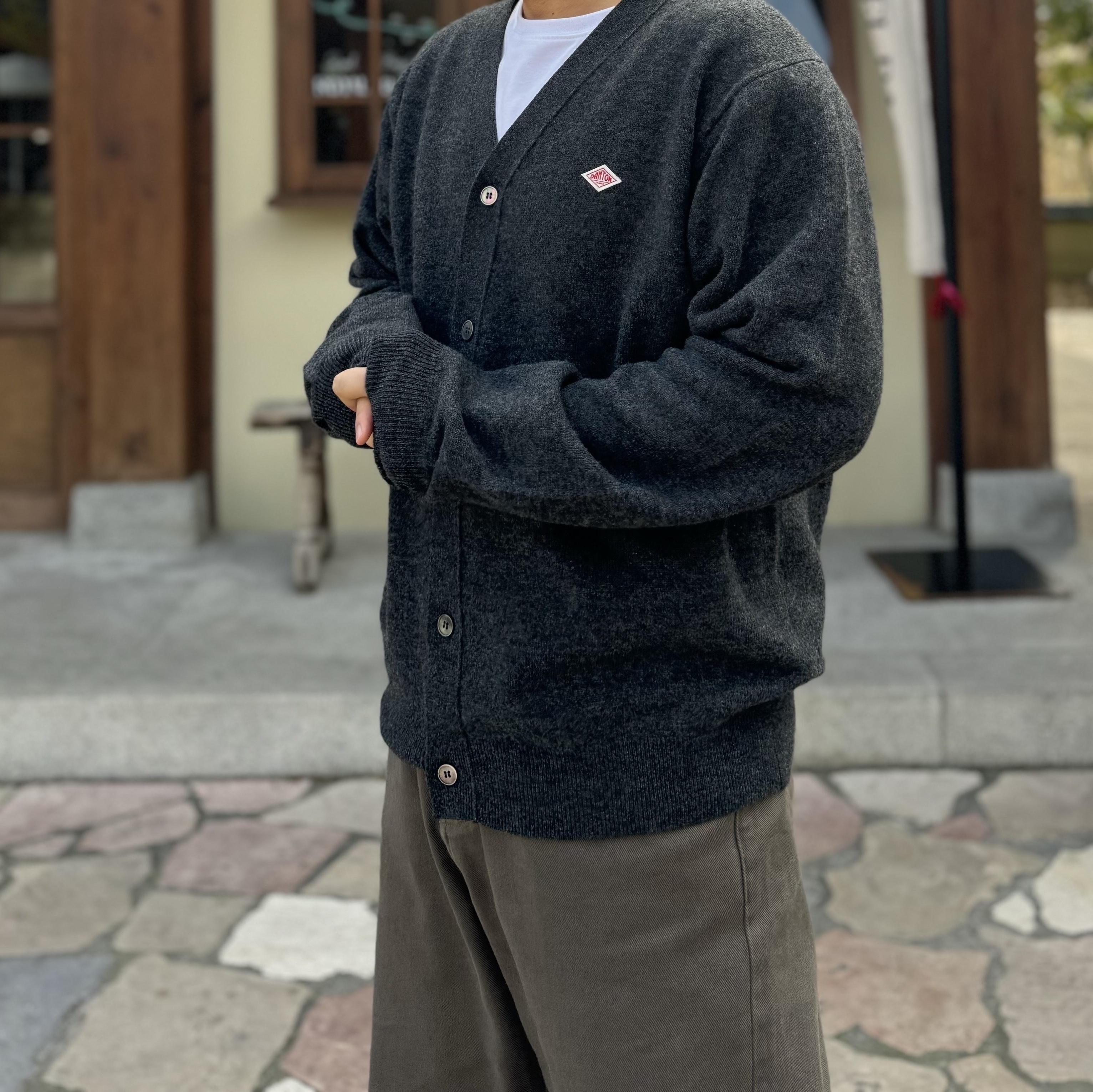 Danton Lambswool V Neck Knit Cardigan Taupe 착용 스타일 - 3
