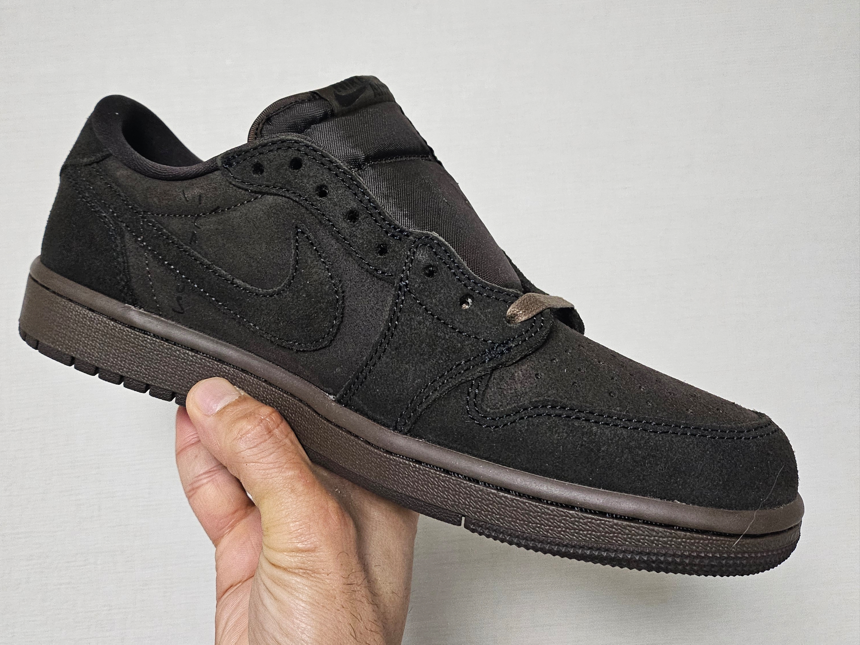 Jordan 1 x Travis Scott Retro Low OG SP Velvet Brown and Dark Mocha 착용 스타일 - 3