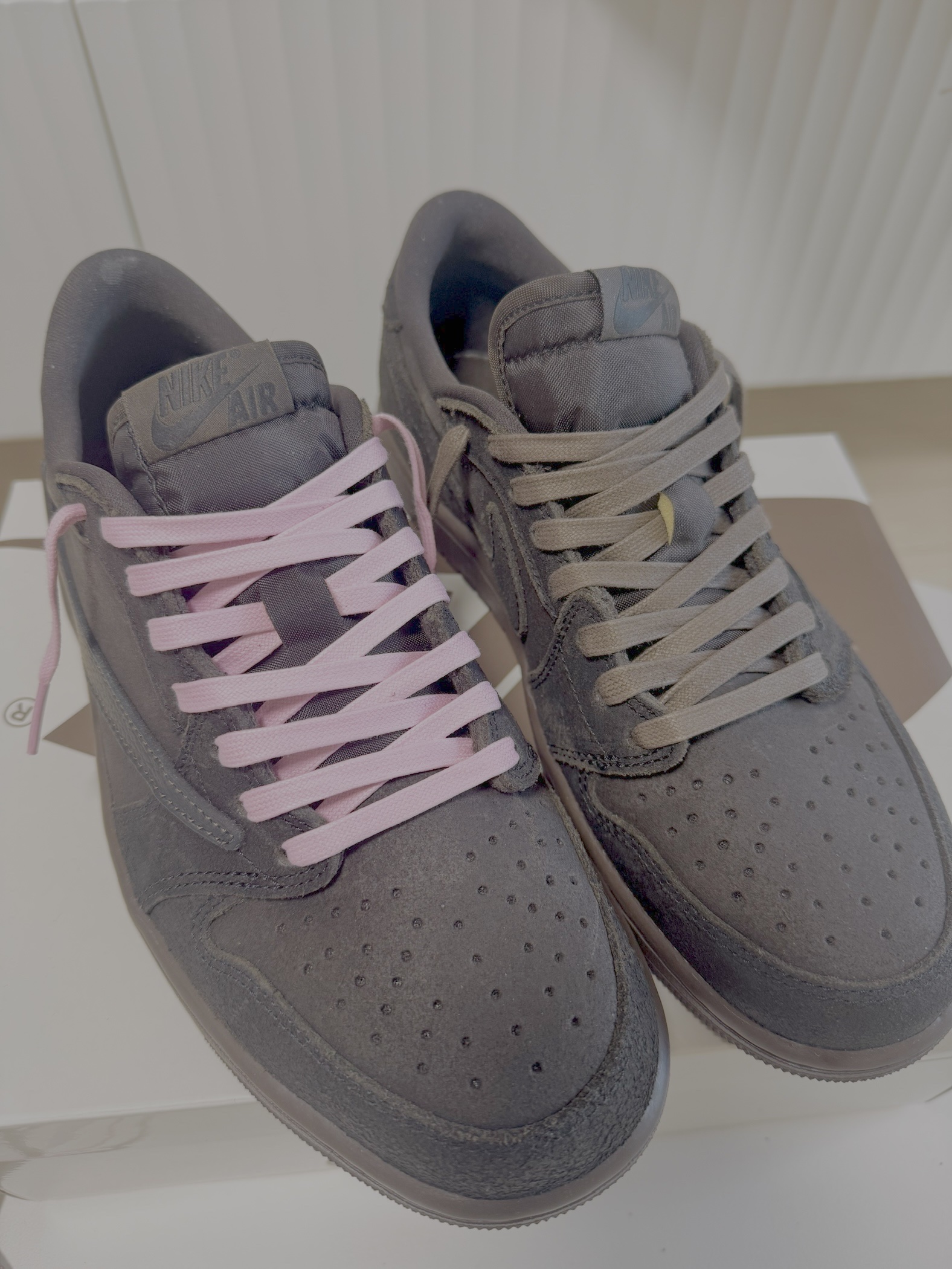 Jordan 1 x Travis Scott Retro Low OG SP Velvet Brown and Dark Mocha 착용 스타일 - 1
