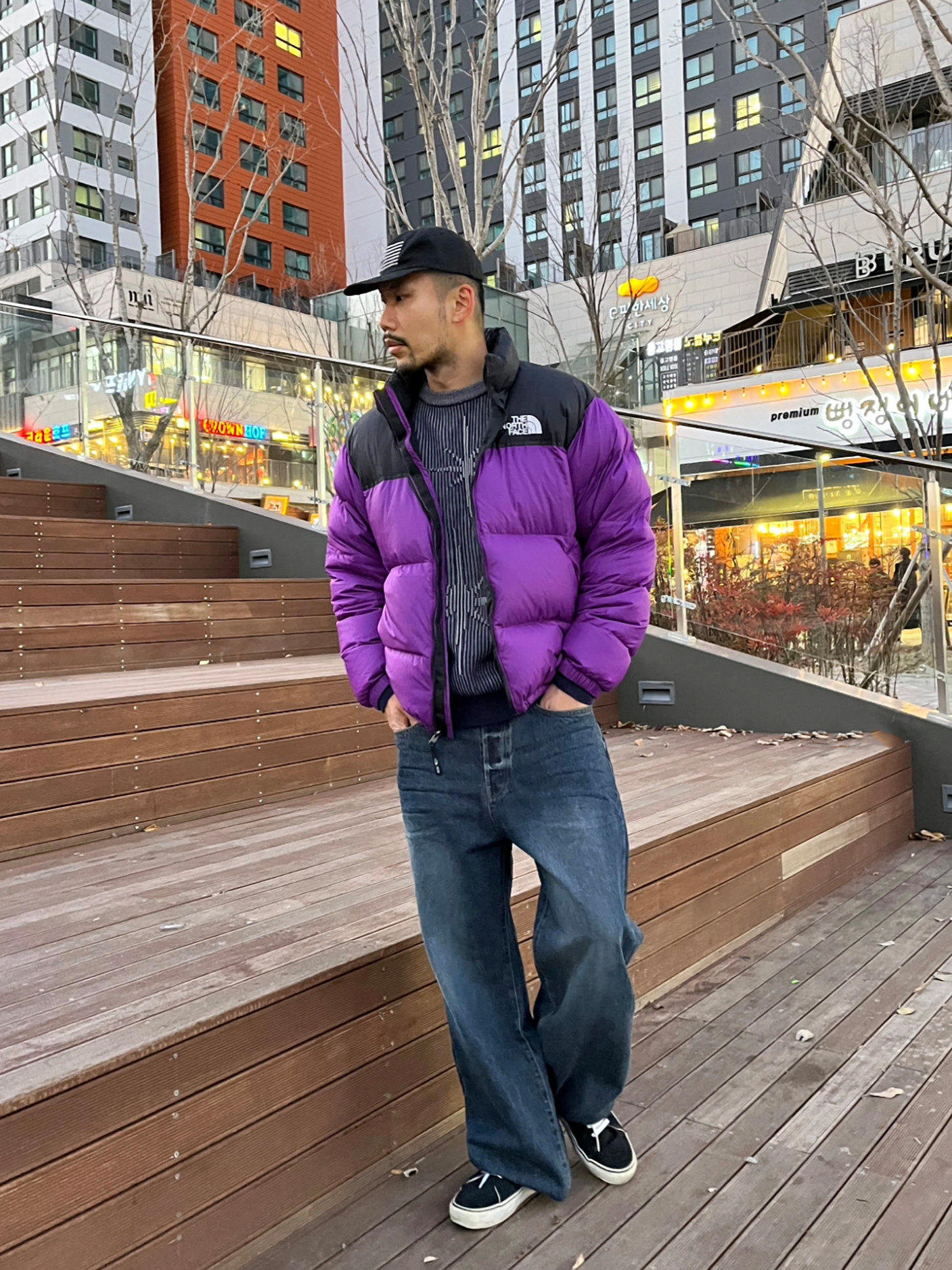 The North Face 1996 Eco Nuptse Jacket Purple, Vans Sk8-Hi Black White 착용 스타일 - 2