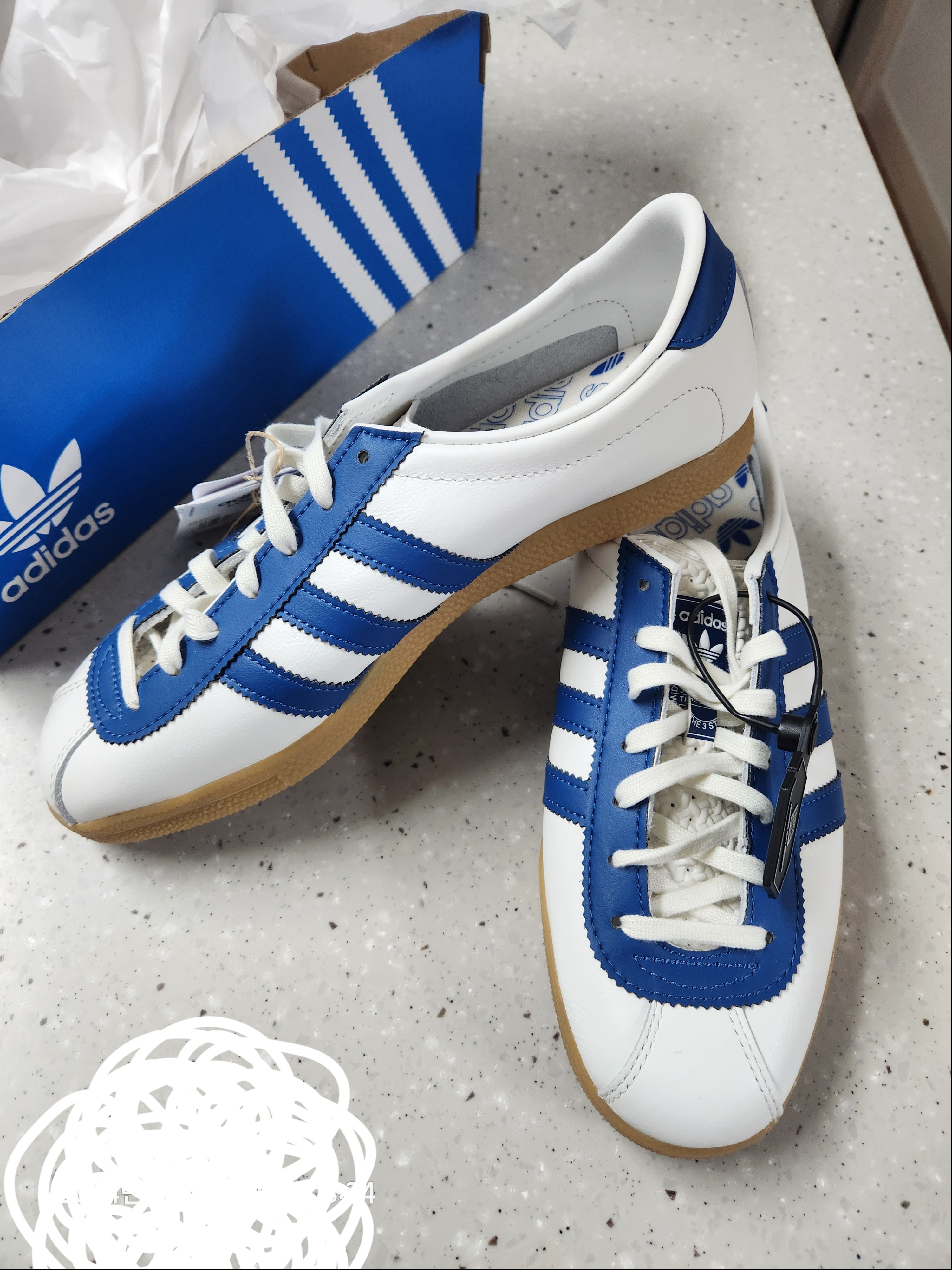 Adidas London Core White Dark Marine 착용 스타일 - 2