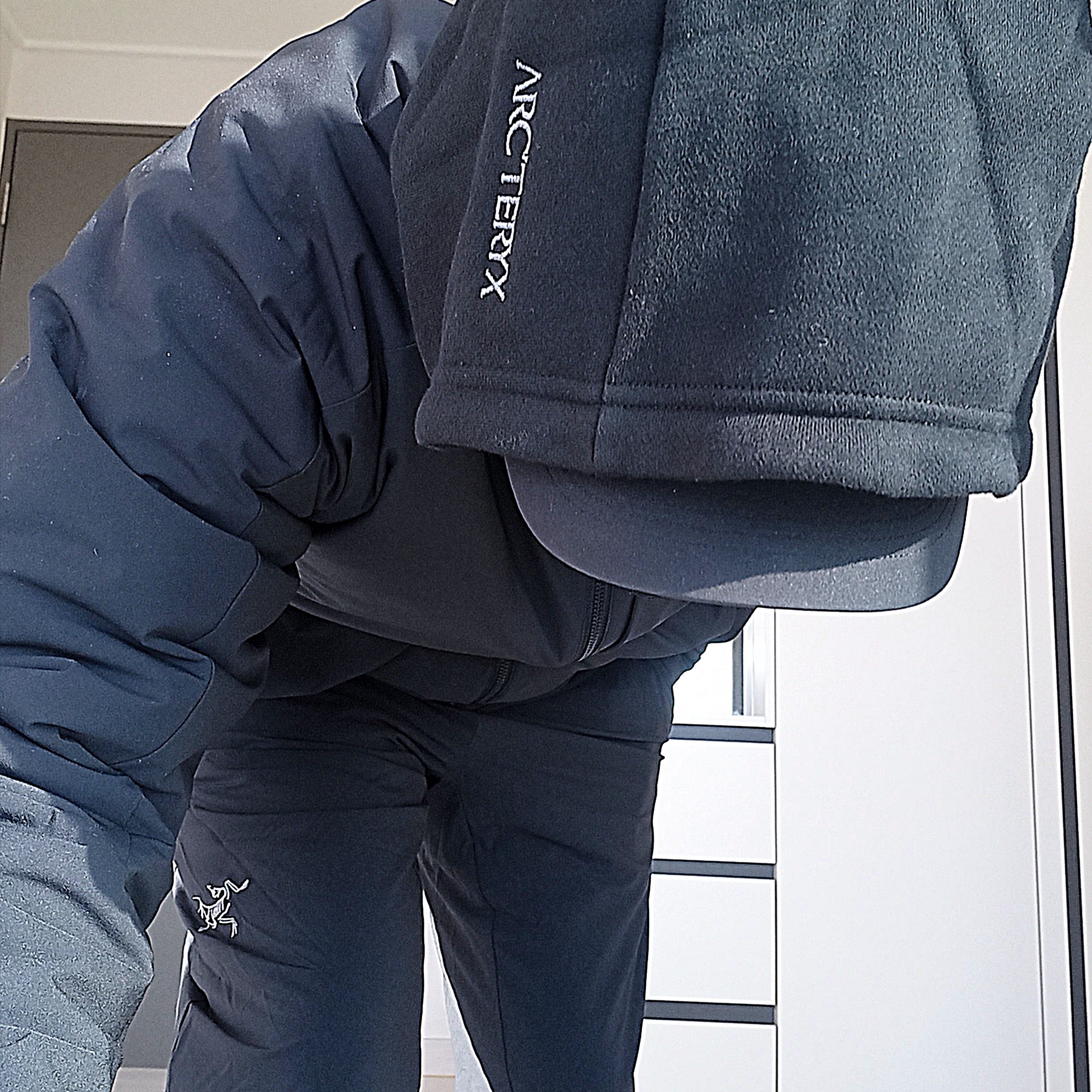 Arc'teryx Allium Insulated Jacket Black, Arc'teryx Emblem Fleece Hoody Black 착용 스타일 - 2