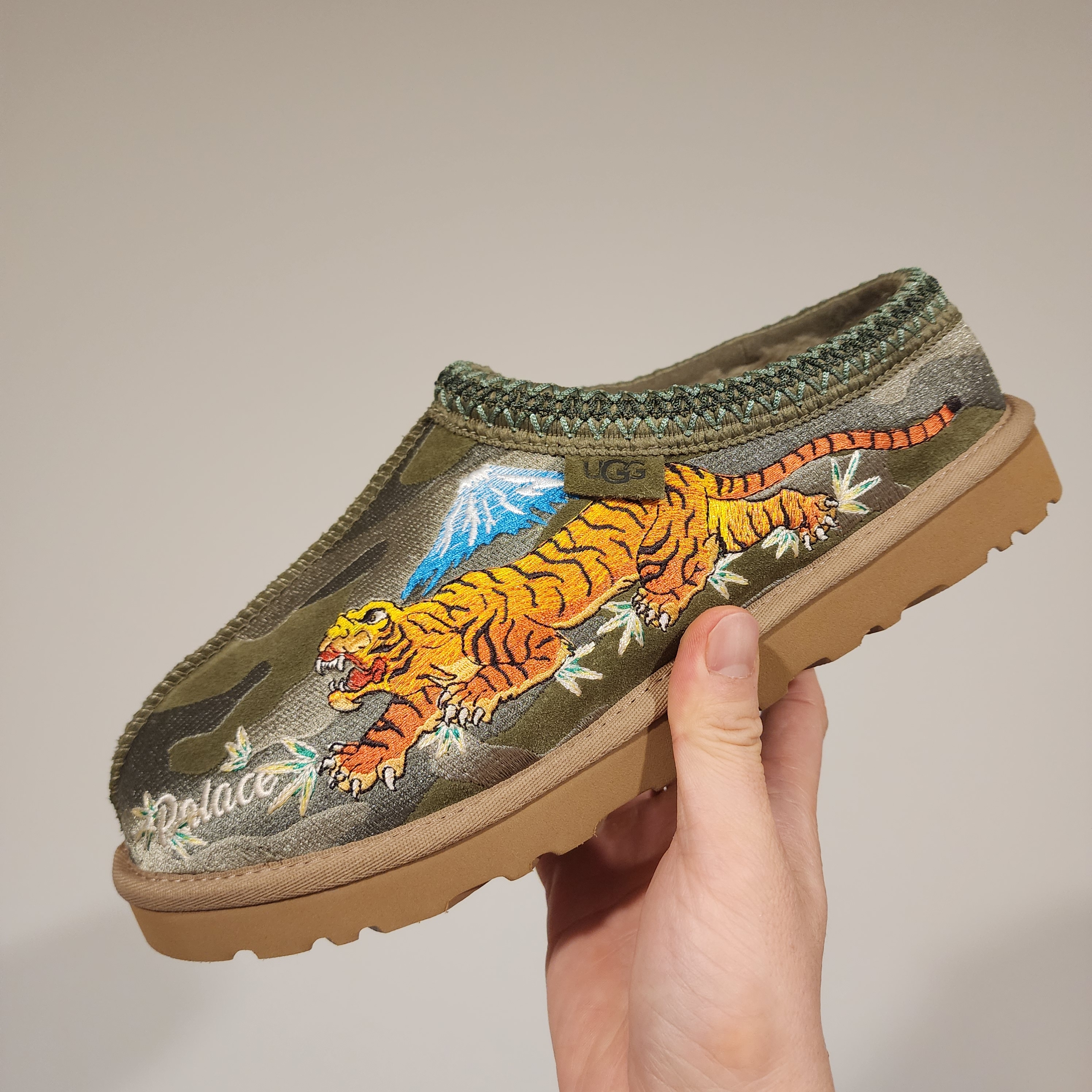 UGG x Palace Tasman Slipper Burnt Olive Camo 착용 스타일 - 1