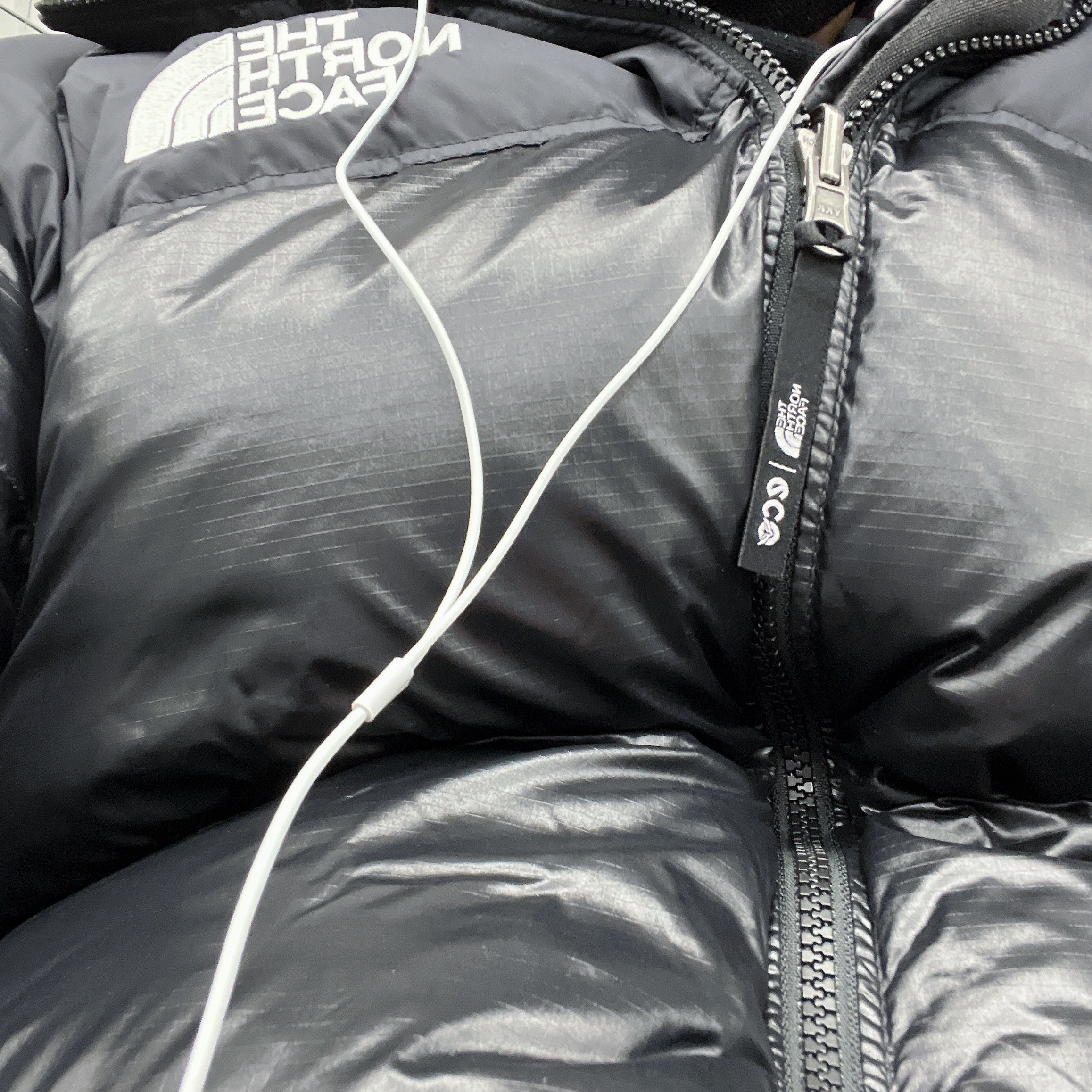 The North Face 1996 Eco Nuptse Jacket Real Black, Adidas Yeezy Boost 350 V2 Beluga 착용 스타일 - 2