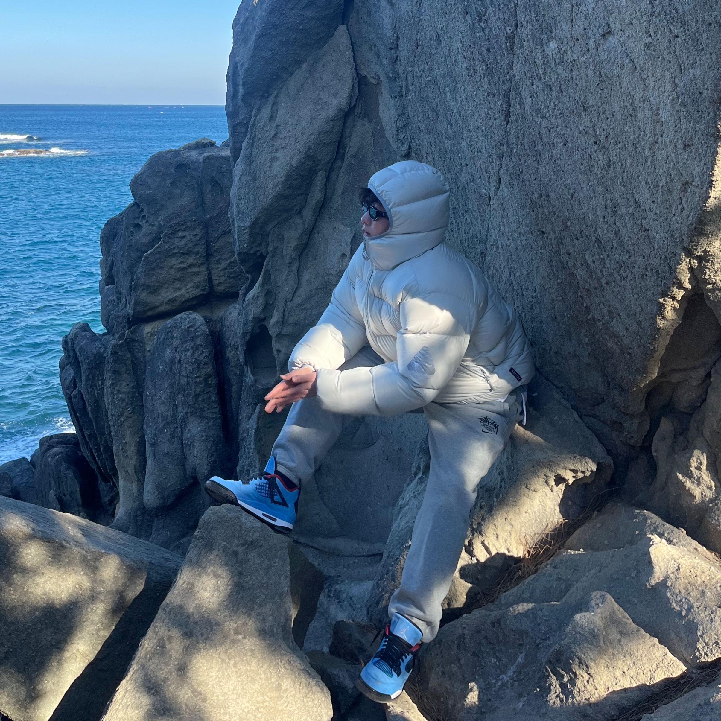 Palace Pertex Opaque Balaclava Puffa Concrete Grey - 24FW, Jordan 4 x Travis Scott Retro Cactus Jack 착용 스타일 - 1