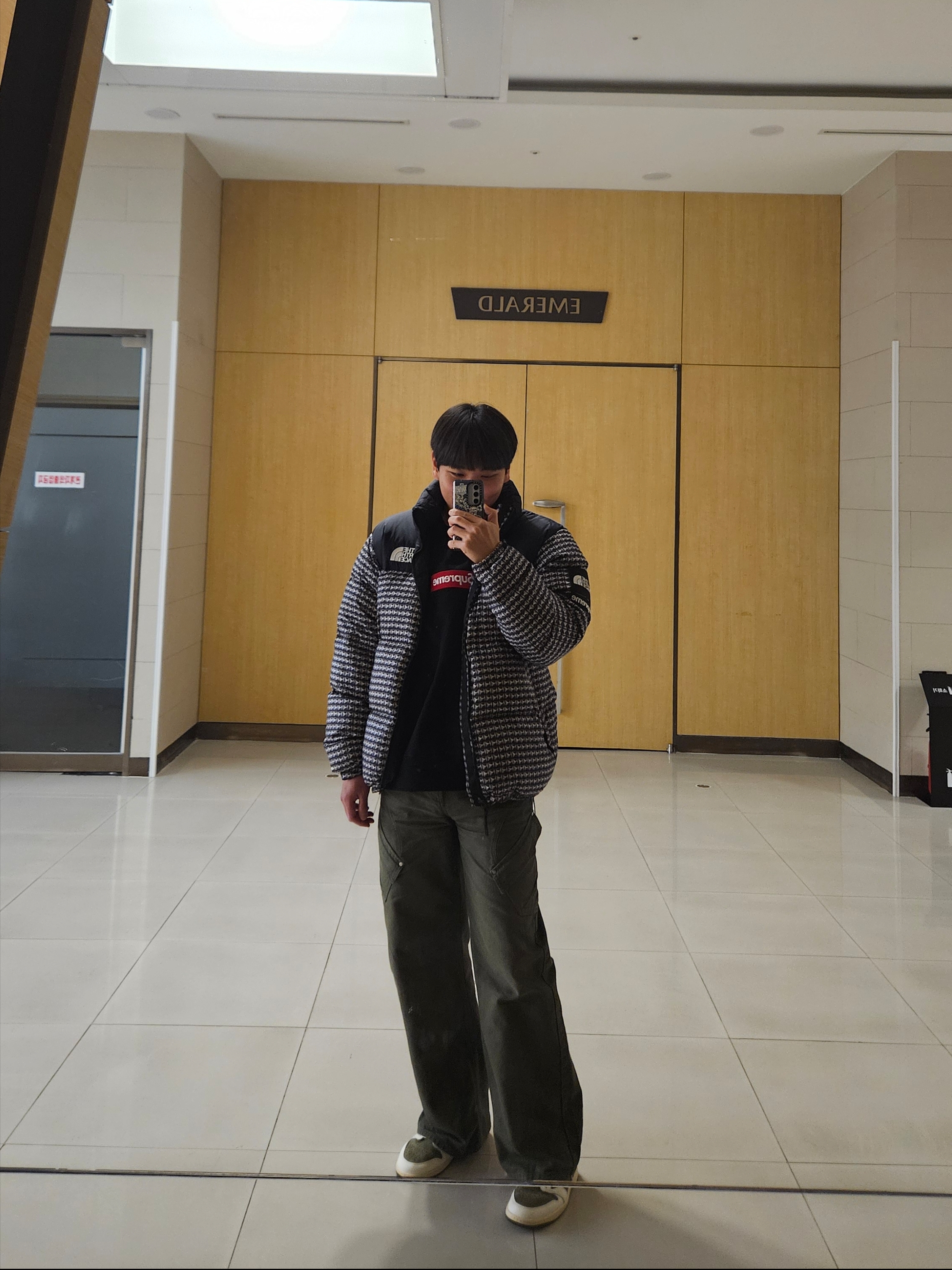 Supreme x The North Face Studded Nuptse Jacket Black - 21SS, Supreme Box Logo Crewneck Black - 22FW 착용 스타일