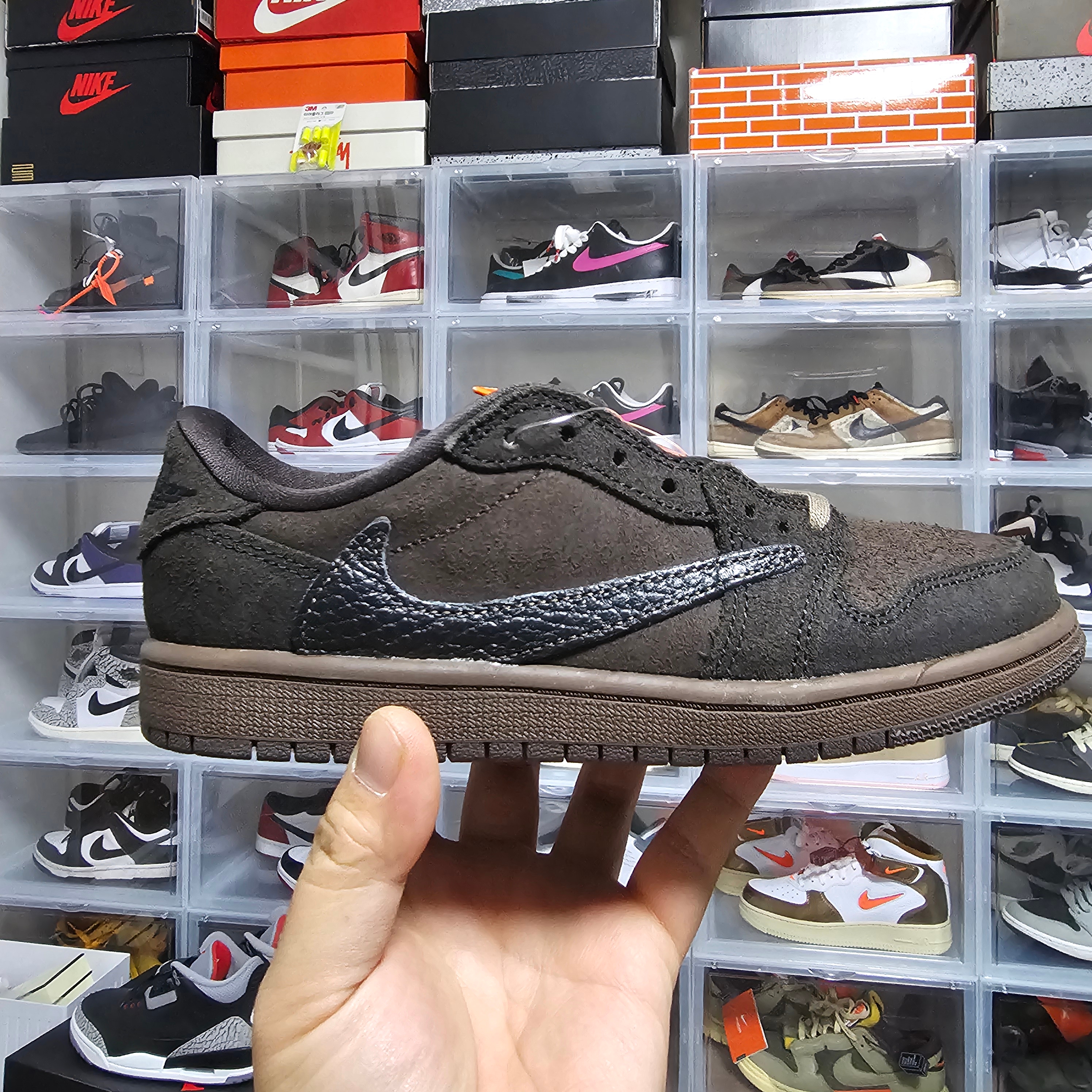 (PS) Jordan 1 x Travis Scott Retro Low OG SP Velvet Brown and Dark Mocha, Jordan 1 Retro Low OG Black Toe 착용 스타일 - 1