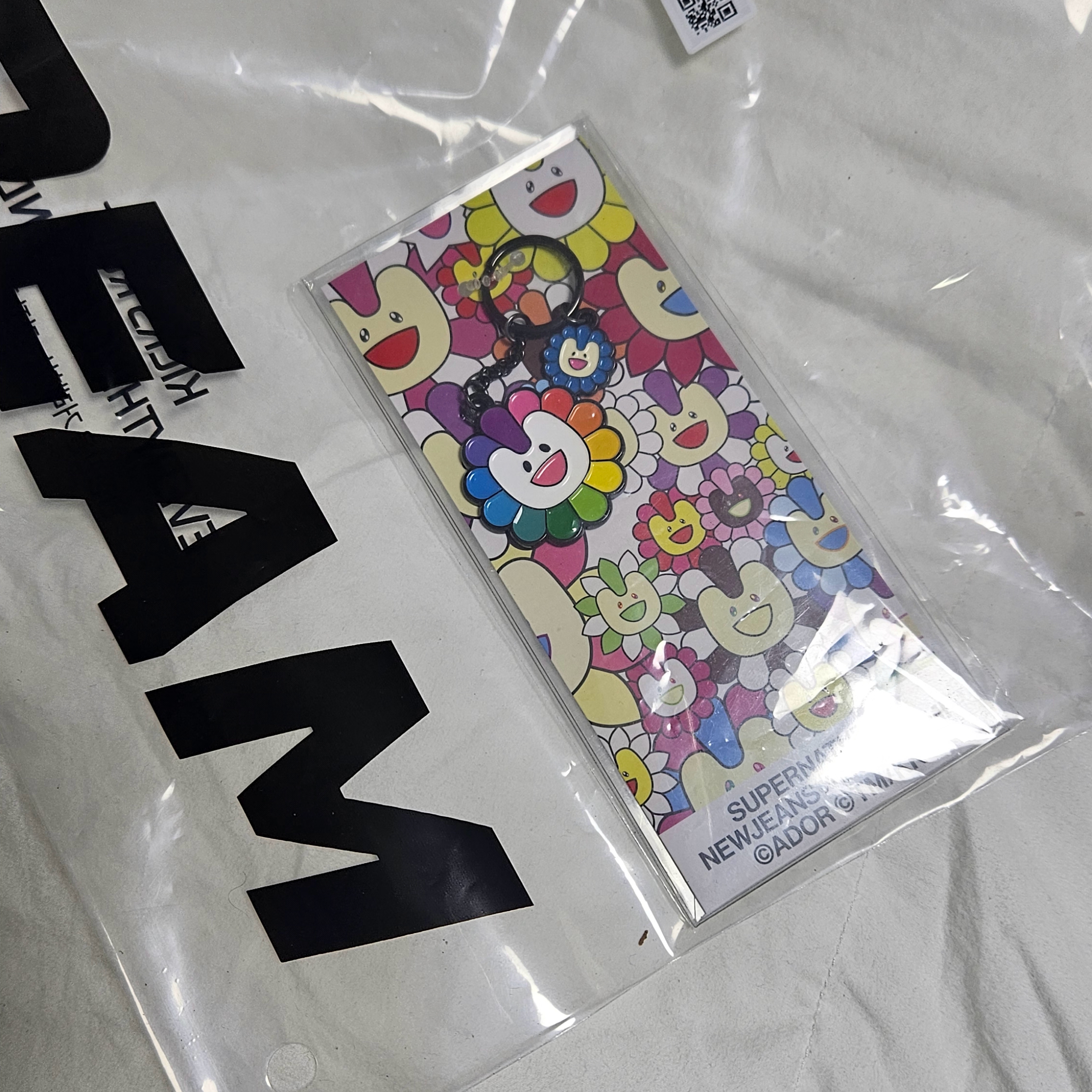 NewJeans x Murakami Metal Keyring Flower 착용 스타일 - 1