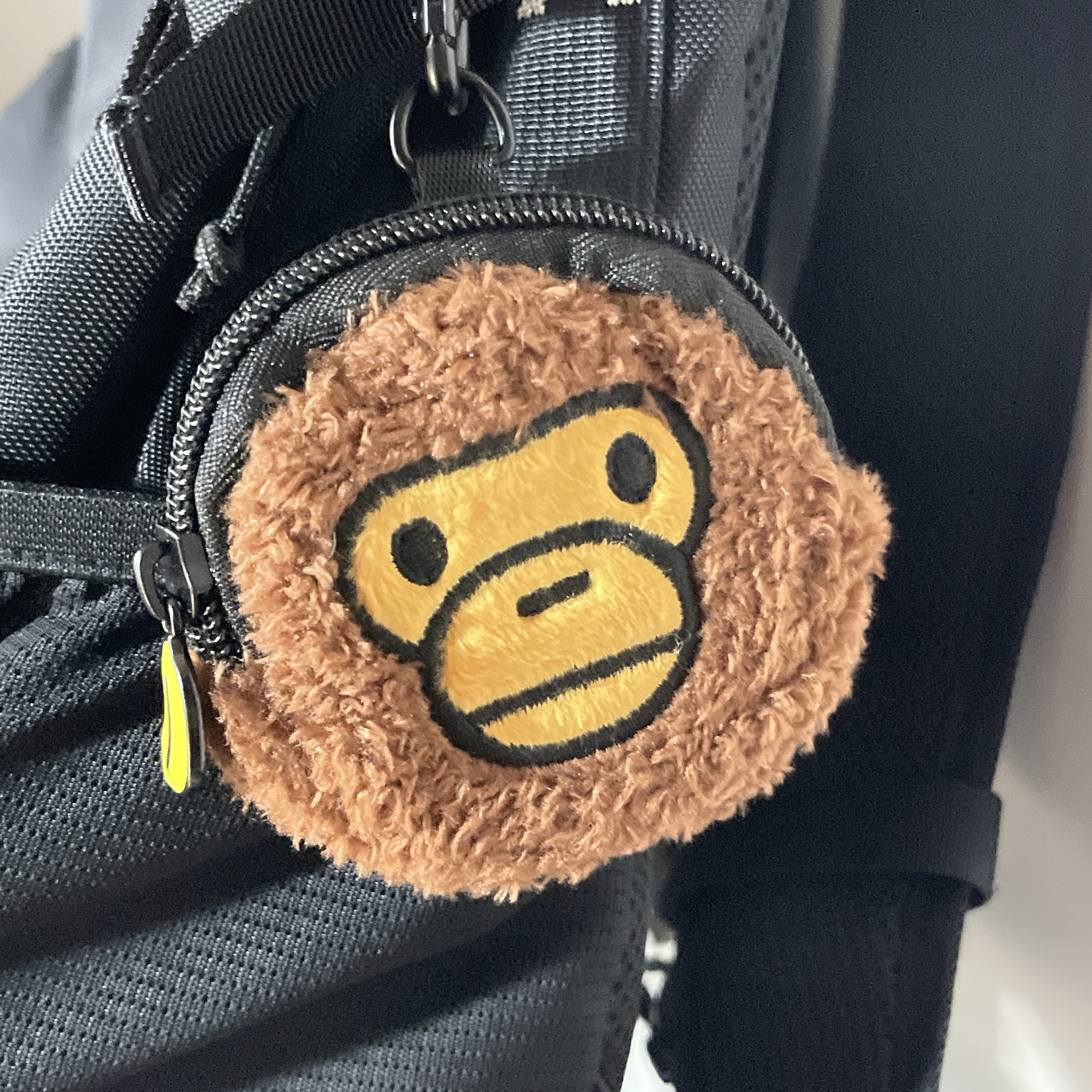 BAPE Baby Milo Metal Keychain Brown 착용 스타일 - 1