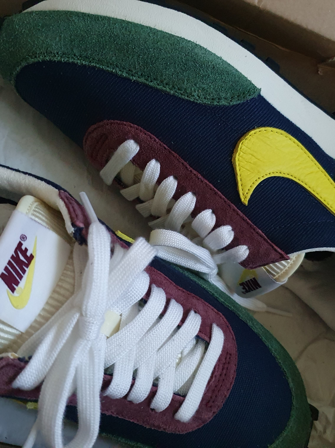 Nike Daybreak Obsidian Dynamic Yellow 착용 스타일 - 2