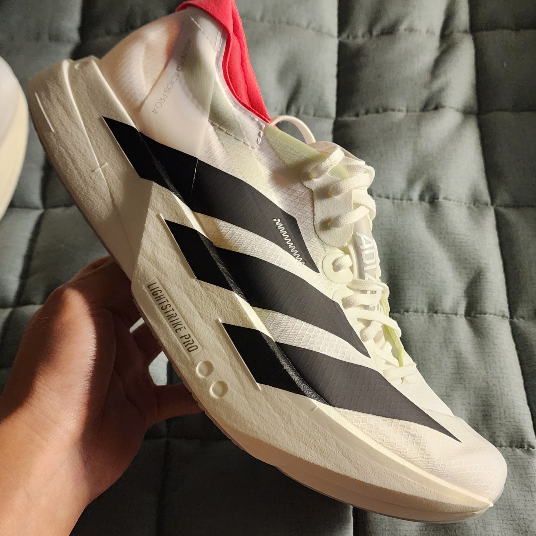 Adidas Adizero Adios Pro 4 Cloud White Core Black 착용 스타일 - 1