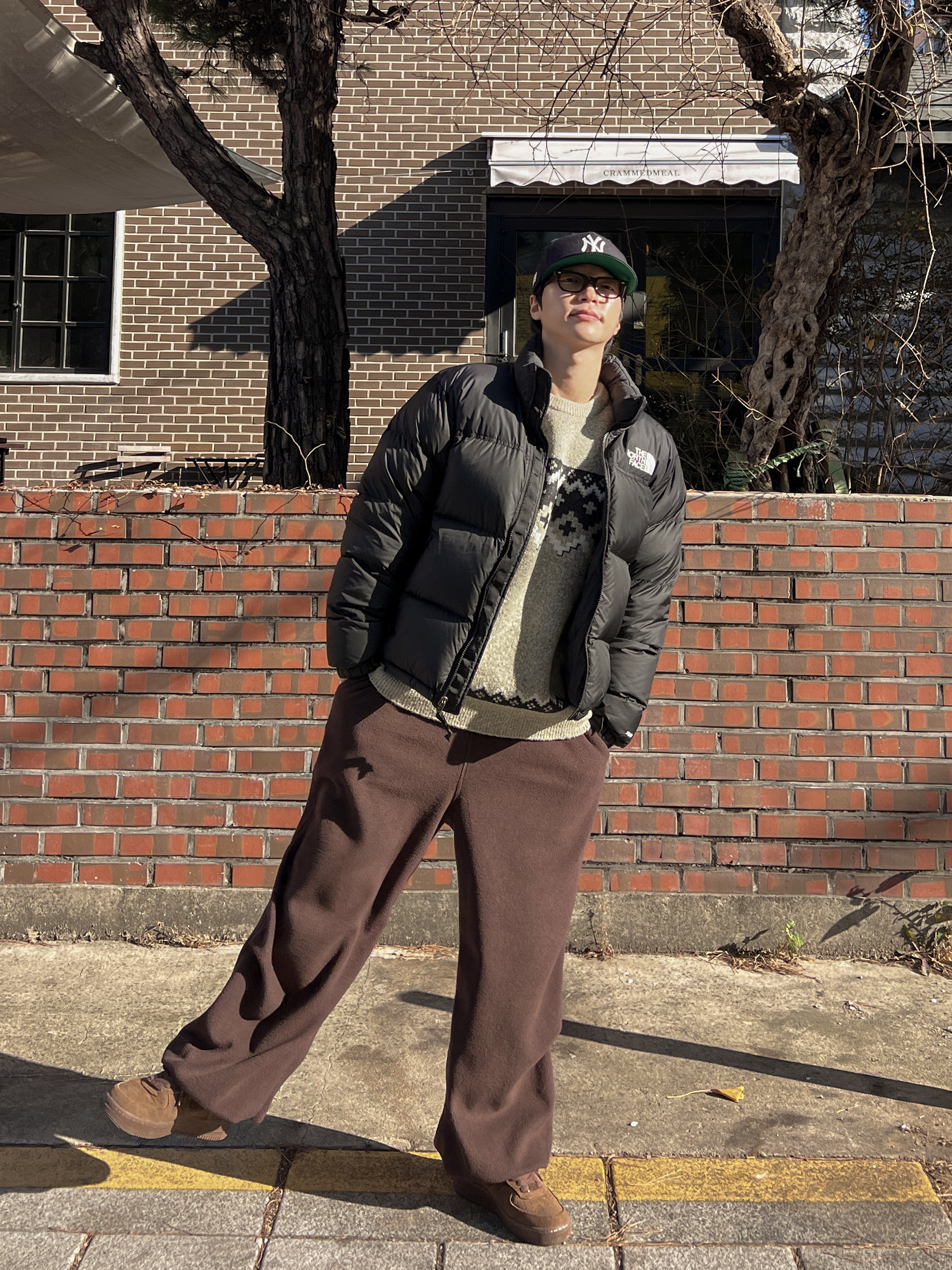 (W) Nike Air Force 1 '07 Cacao Wow, The North Face 1996 Retro Nuptse Jacket Black 착용 스타일 - 2