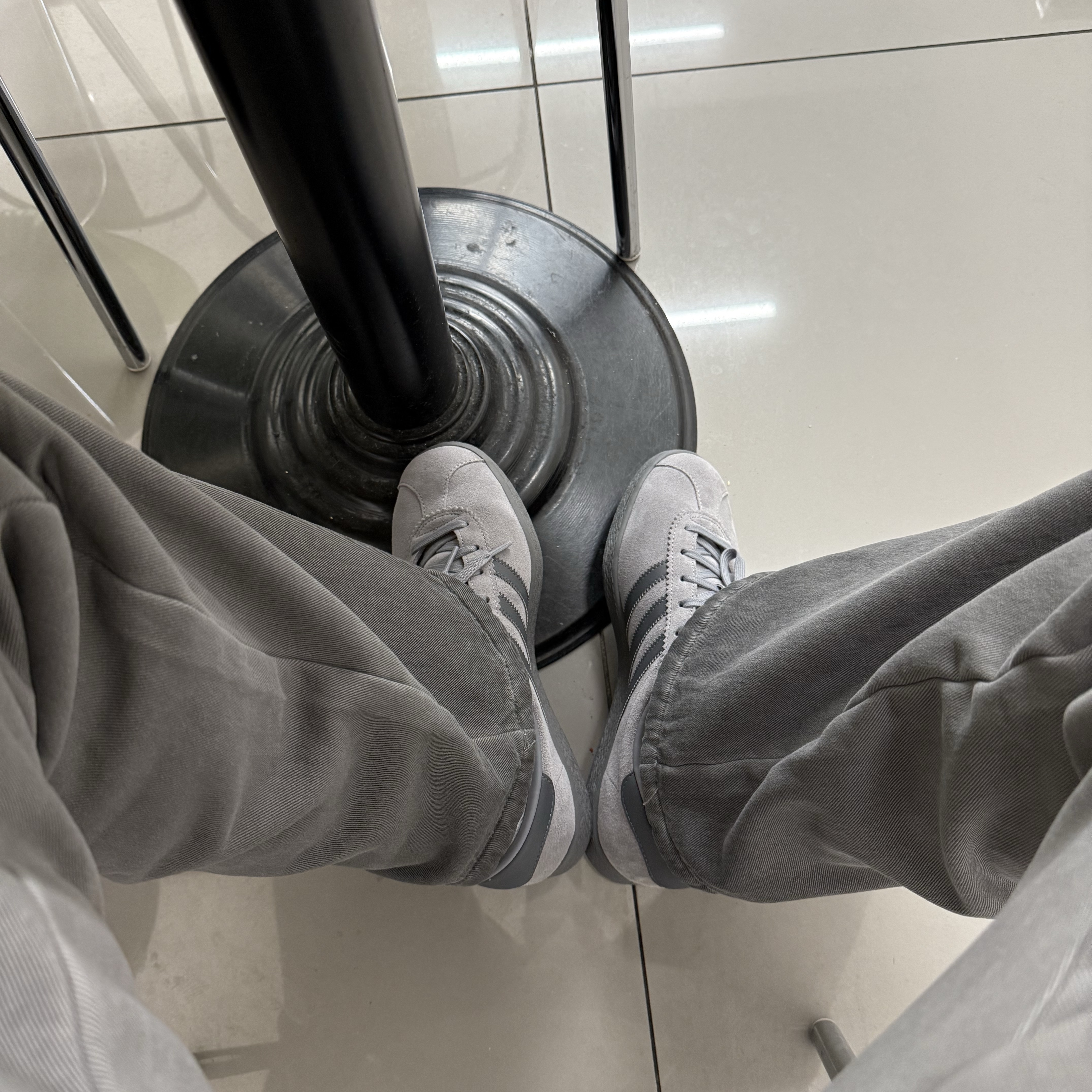 Adidas Stadt Grey Three Grey Five 착용 스타일