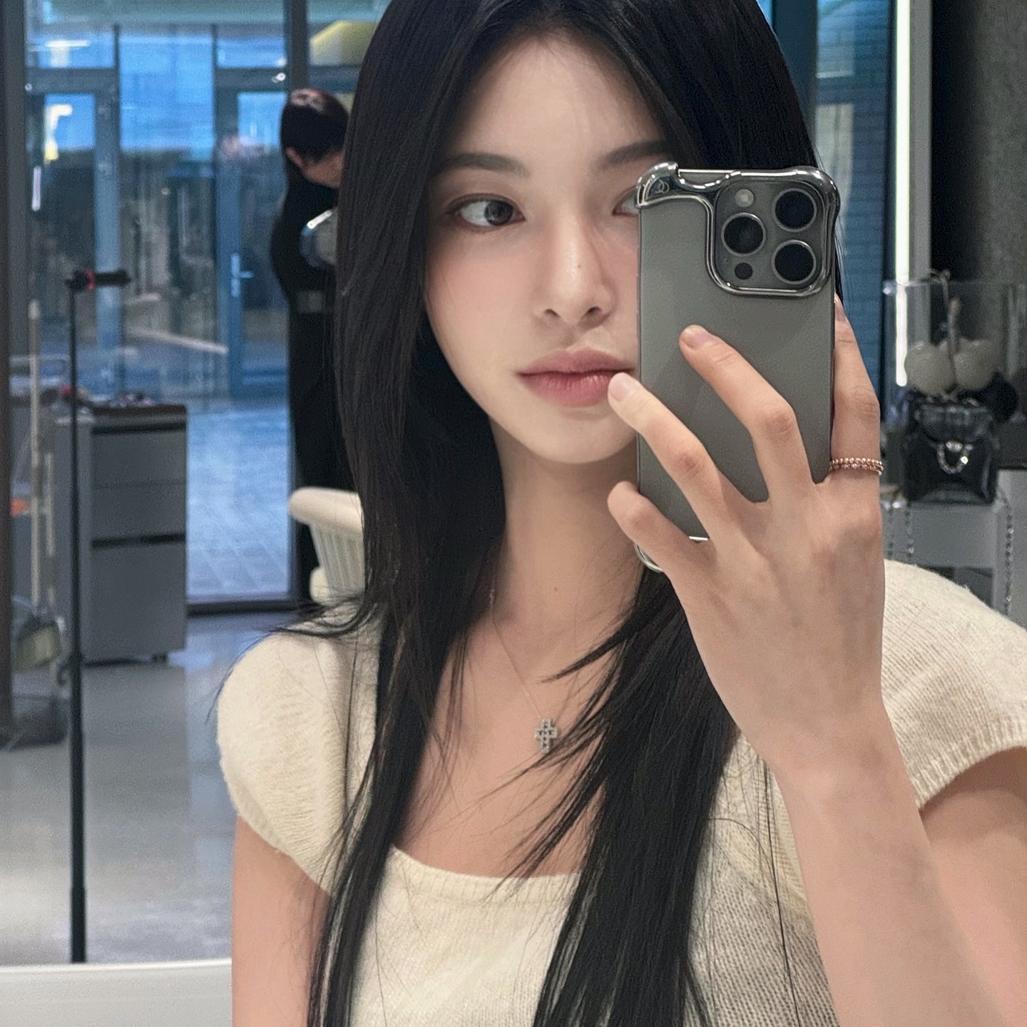Arc Pulse iPhone 16 Pro Graphite 착용 스타일