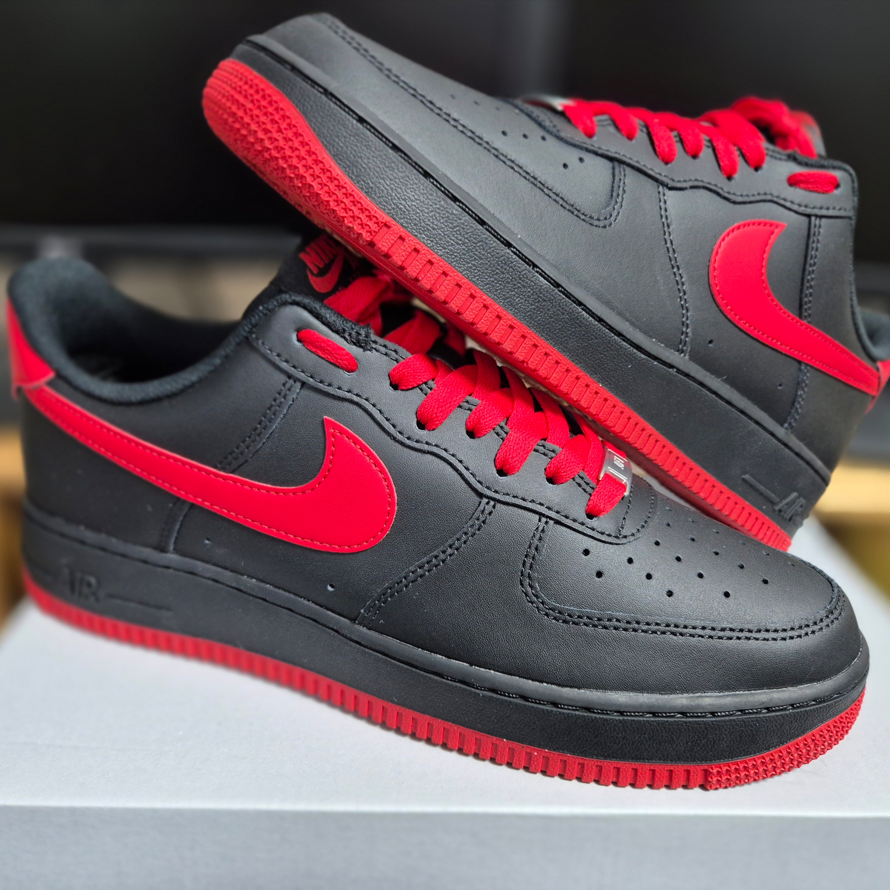 Nike Air Force 1 '07 Black University Red 착용 스타일