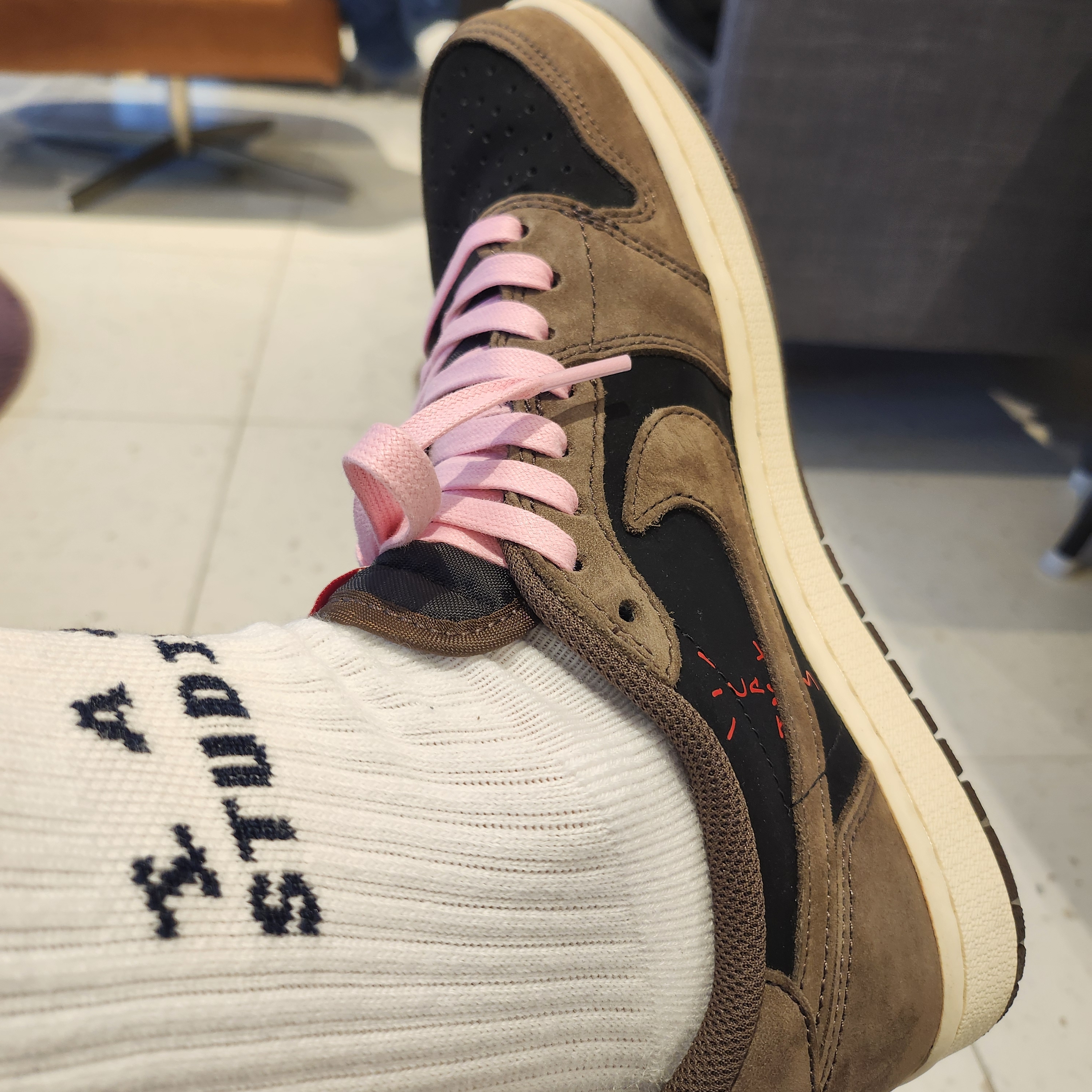 Jordan 1 x Travis Scott Retro Low OG SP Mocha 착용 스타일 - 2