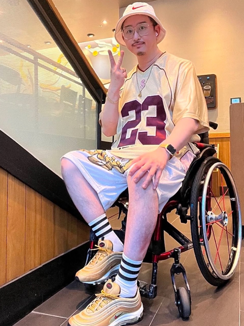 Supreme Big Script Mesh Short White - 24SS, Supreme Perfect Season Football Jersey Gold - 23SS 착용 스타일
