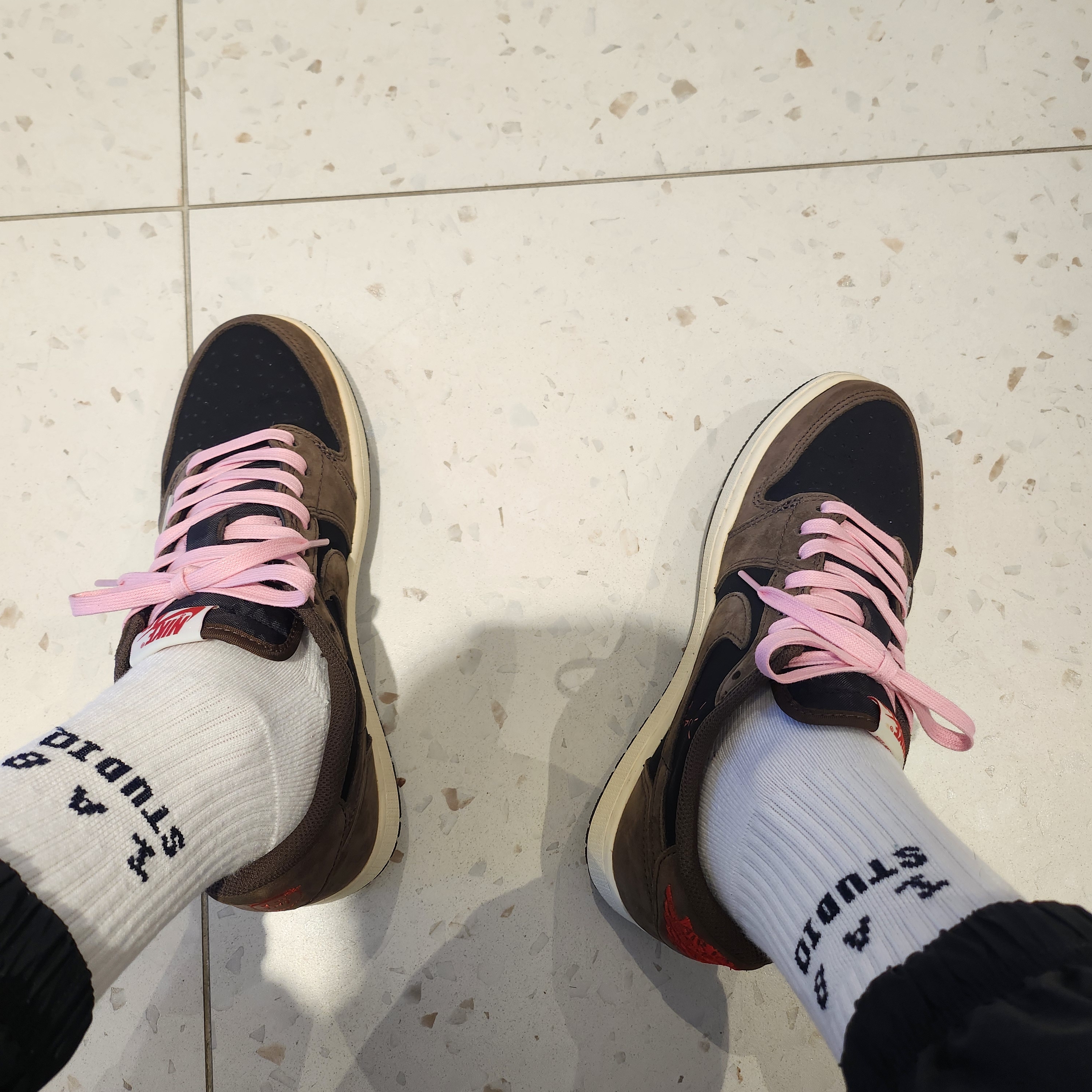 Jordan 1 x Travis Scott Retro Low OG SP Mocha 착용 스타일 - 1