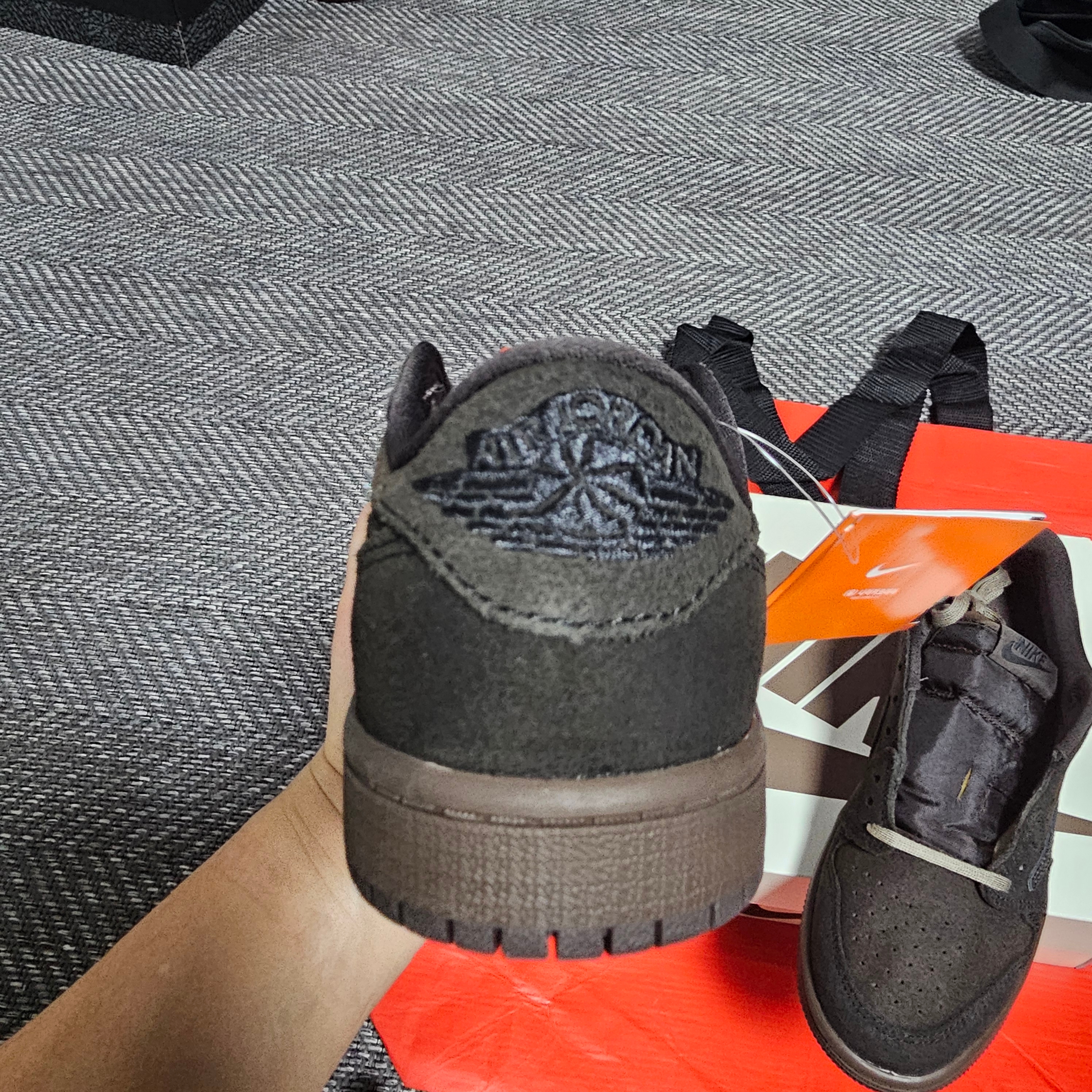 (PS) Jordan 1 x Travis Scott Retro Low OG SP Velvet Brown and Dark Mocha, Jordan 1 Retro Low OG Black Toe 착용 스타일 - 4