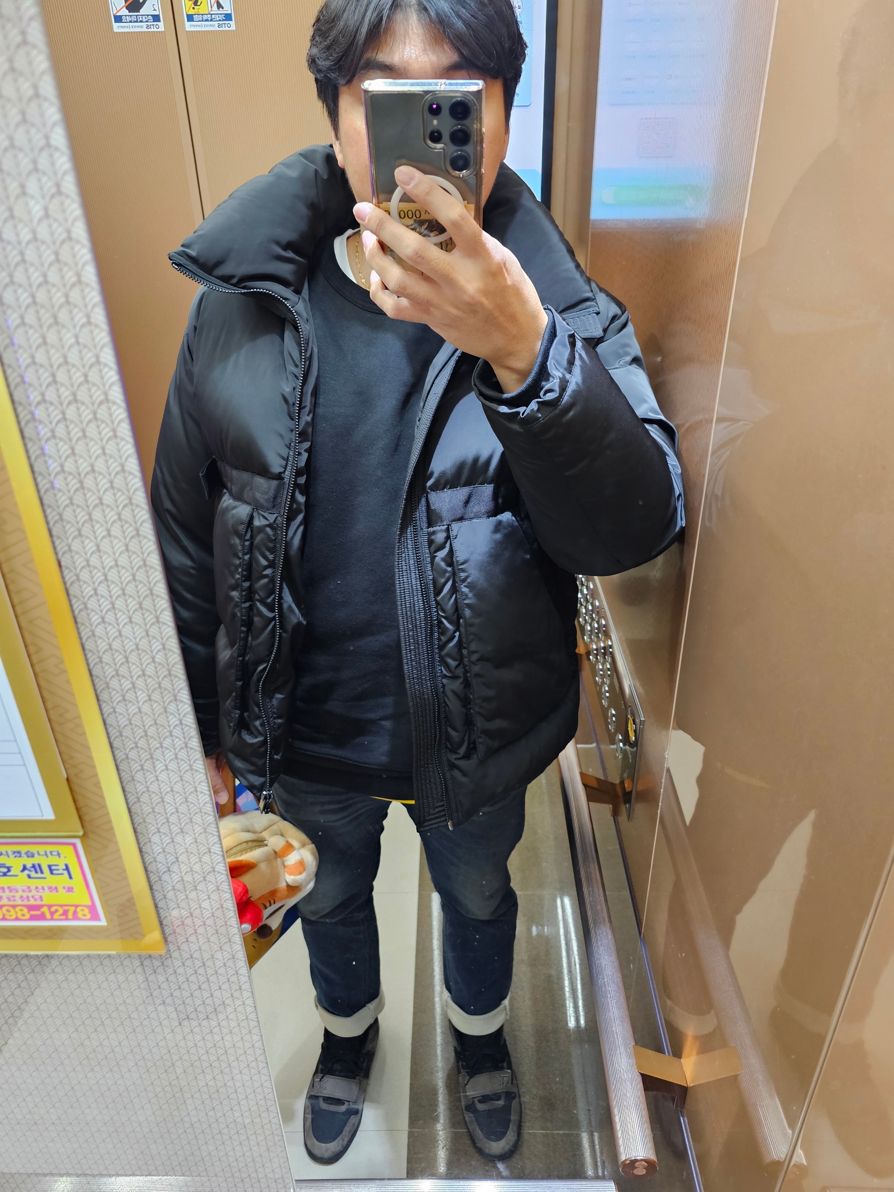 Stone Island 63051 Cotton Fleece Garment Dyed Sweatshirt Black - 24FW, IAB Studio Socks White Black (5 Pack) 착용 스타일