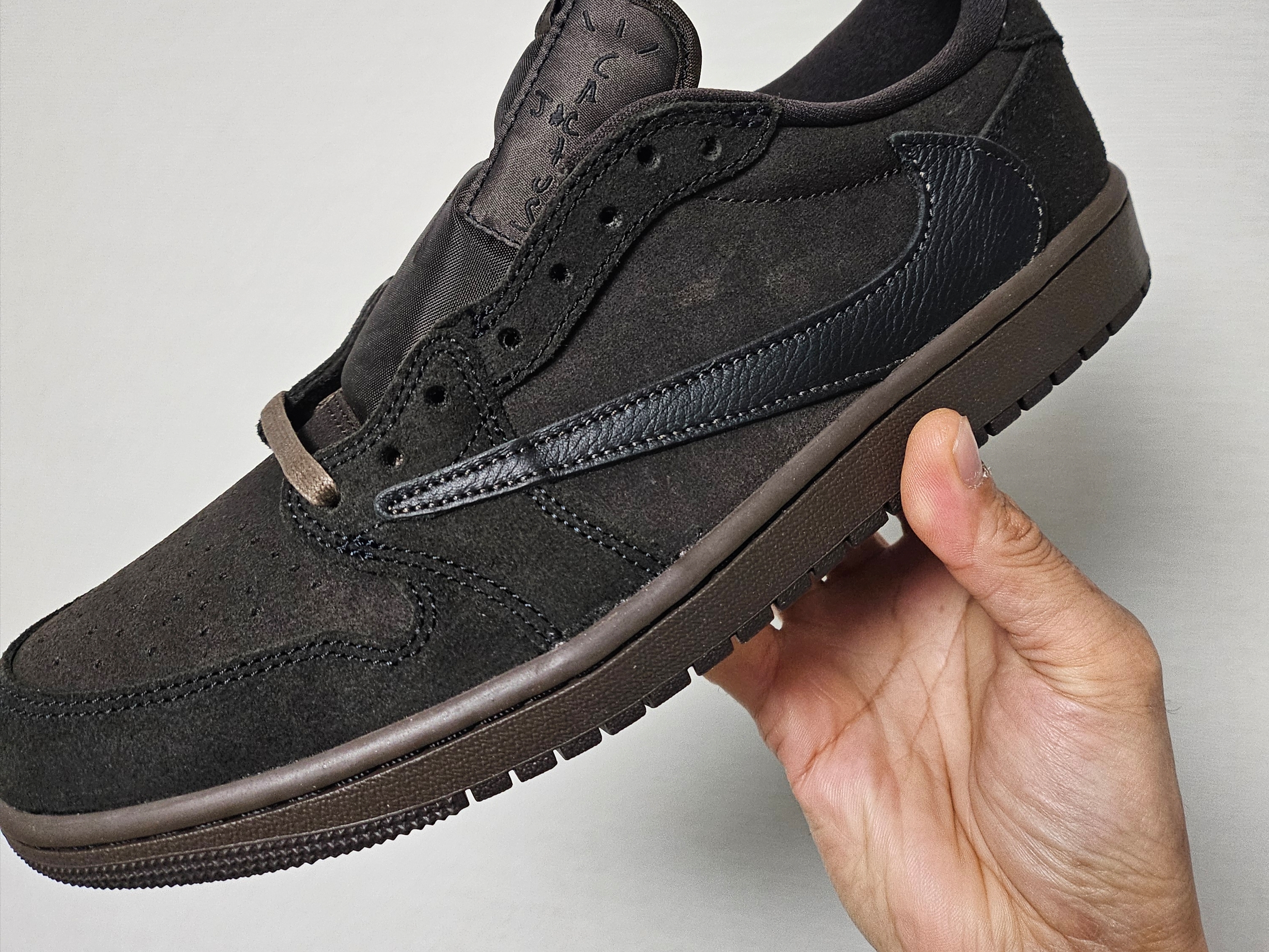Jordan 1 x Travis Scott Retro Low OG SP Velvet Brown and Dark Mocha 착용 스타일 - 2