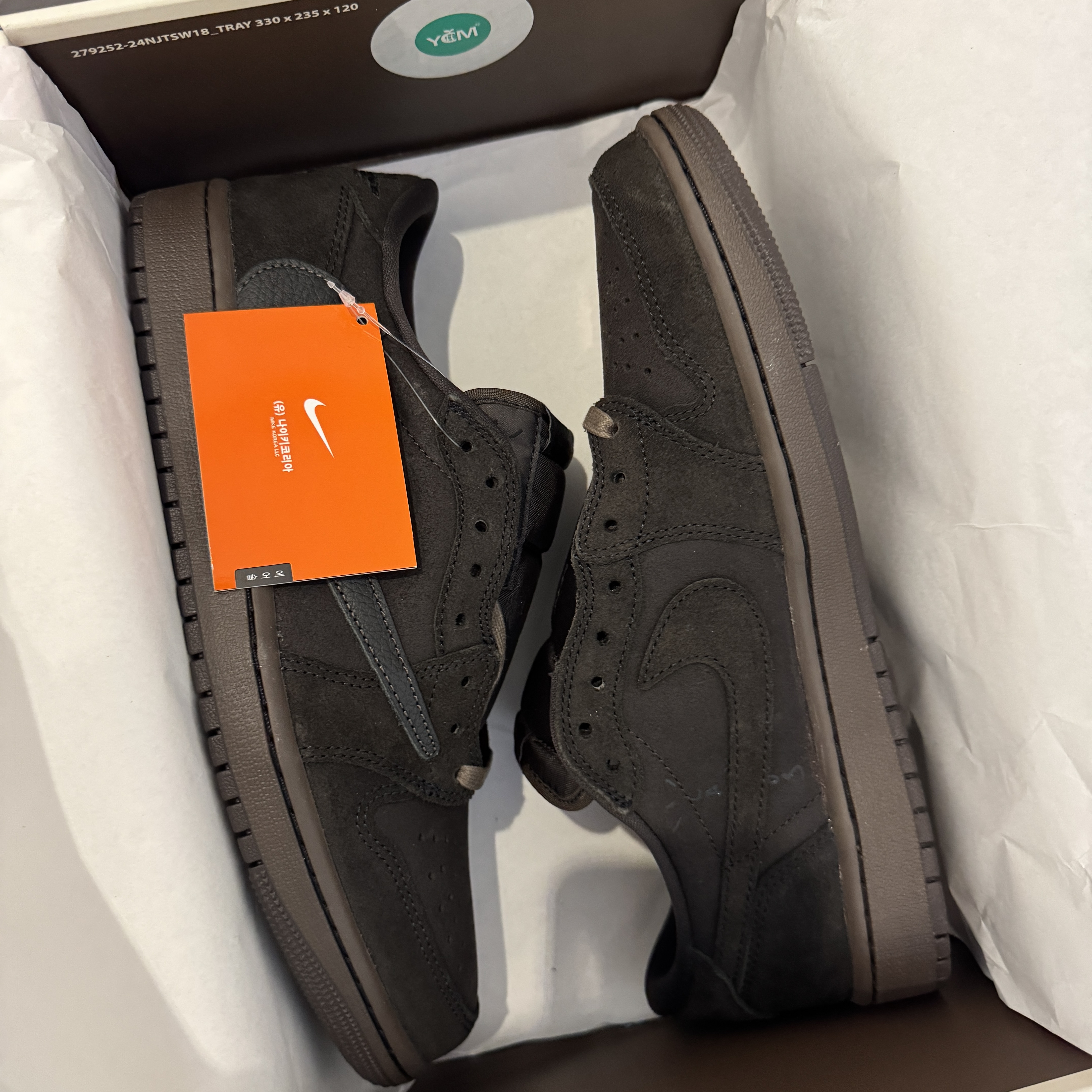 Jordan 1 x Travis Scott Retro Low OG SP Velvet Brown and Dark Mocha 착용 스타일 - 2