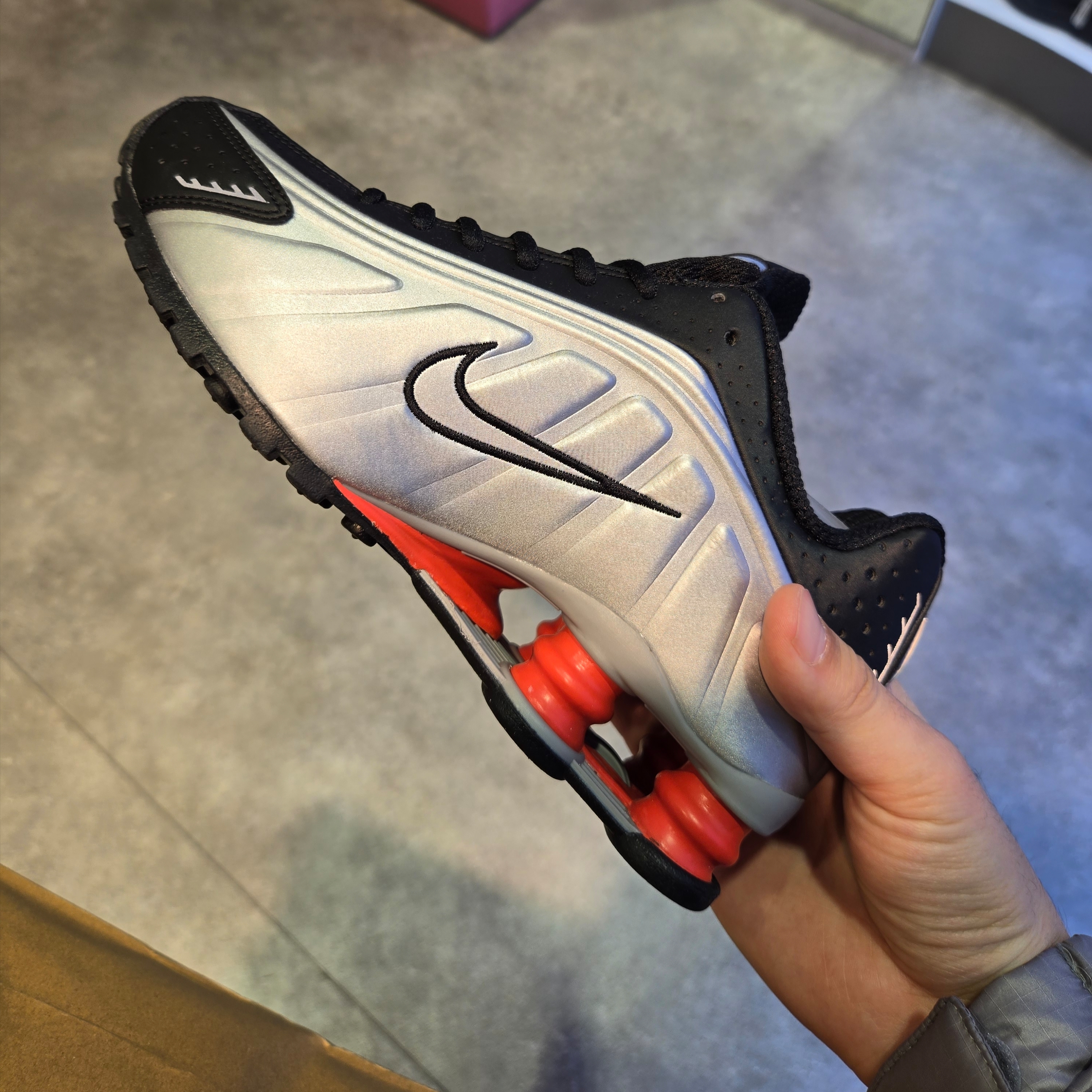 Nike Shox R4 Black and Metallic Silver 착용 스타일