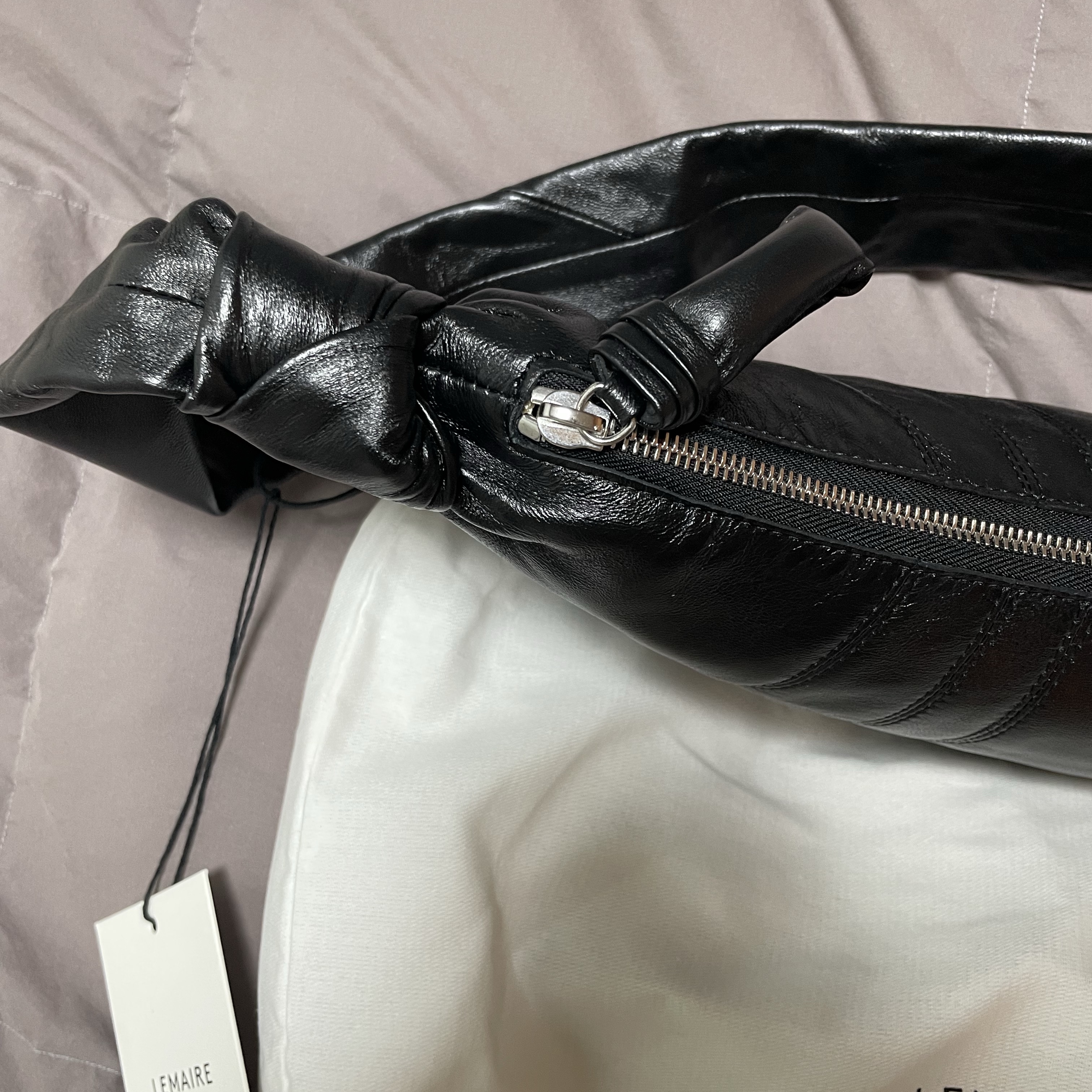 Lemaire Small Croissant Bag Soft Nappa Leather Black 착용 스타일 - 2