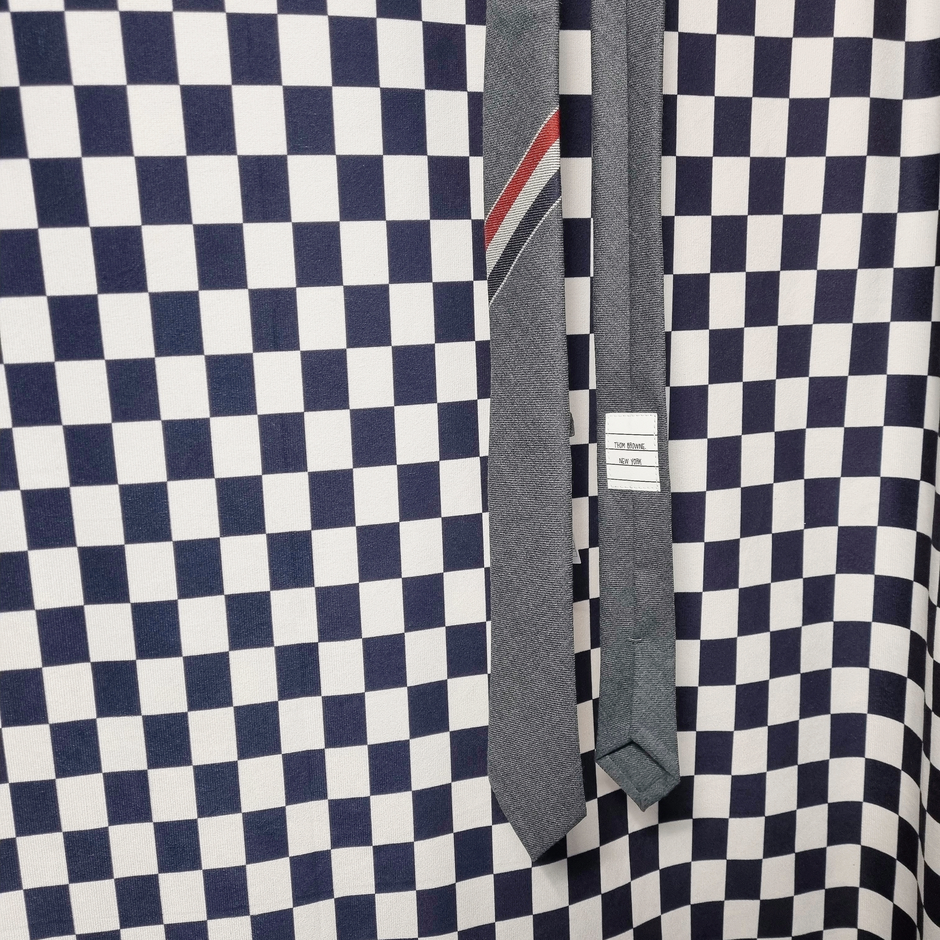 Thom Browne Engineered Stripe Necktie in Wool Dark Grey 착용 스타일 - 1