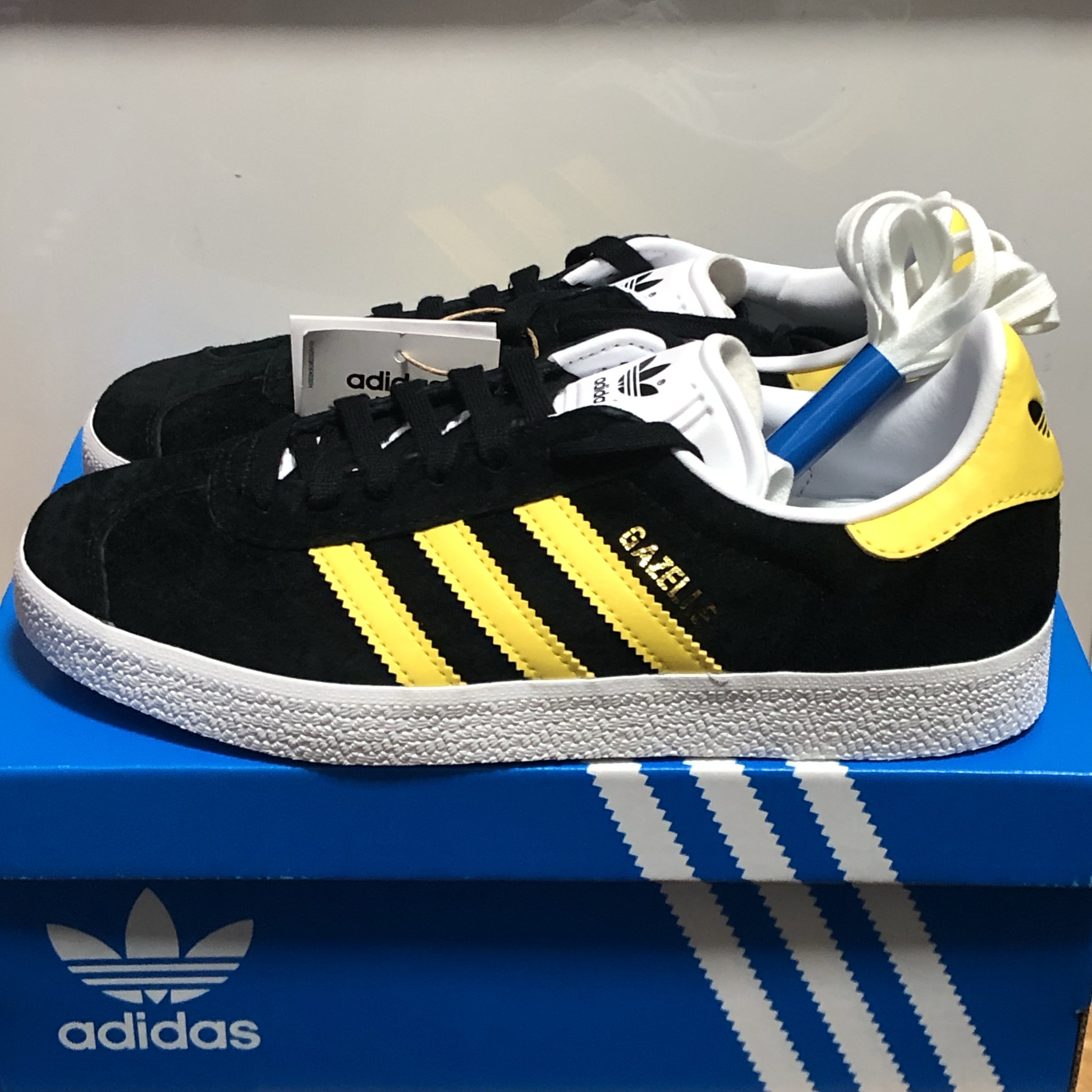 Adidas Gazelle Core Black Impact Yellow 착용 스타일