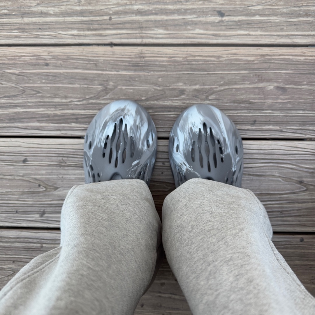Adidas Yeezy Foam RNNR MX Granite 착용 스타일