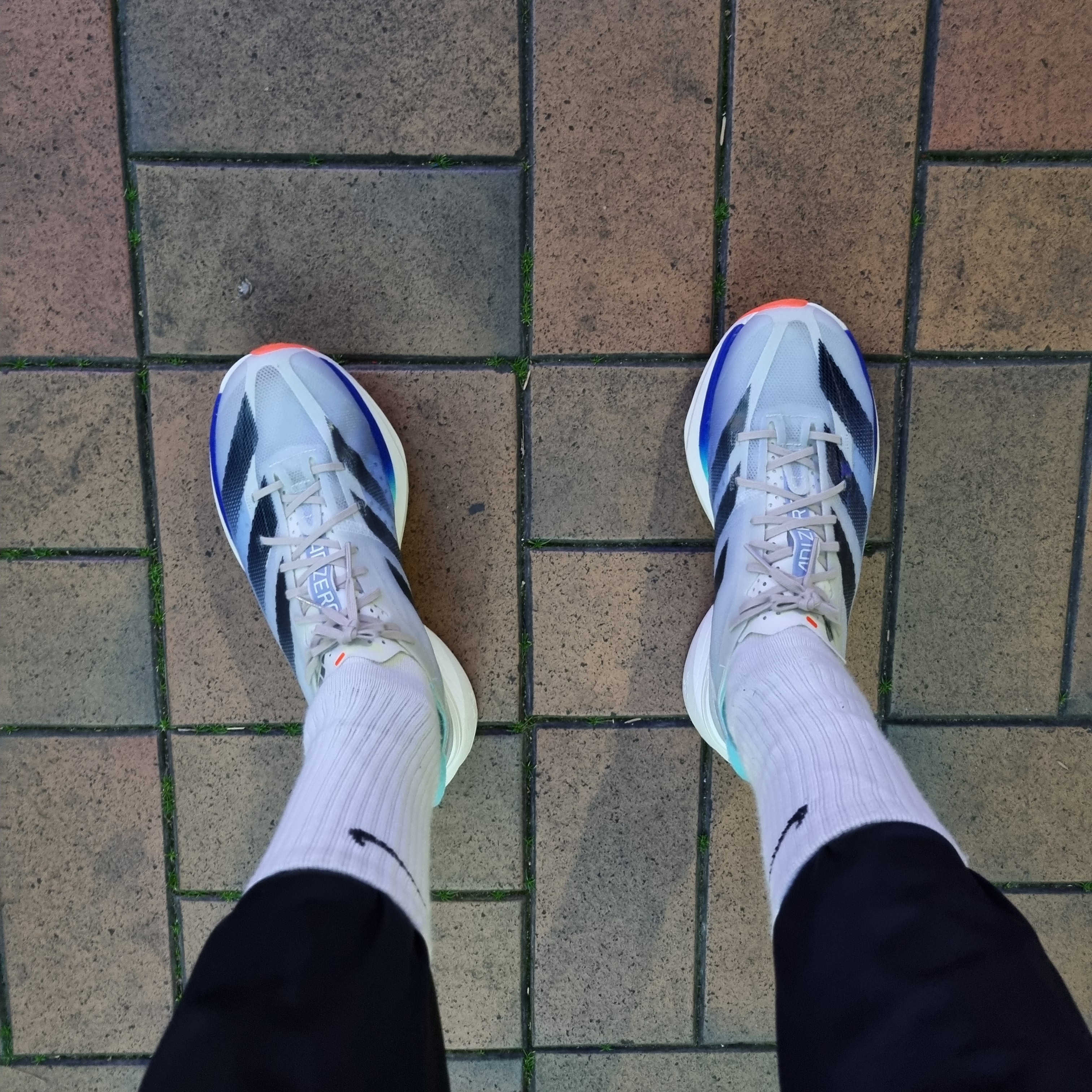 Adidas Adizero Adios Pro 3 Off White Aurora Ink 착용 스타일