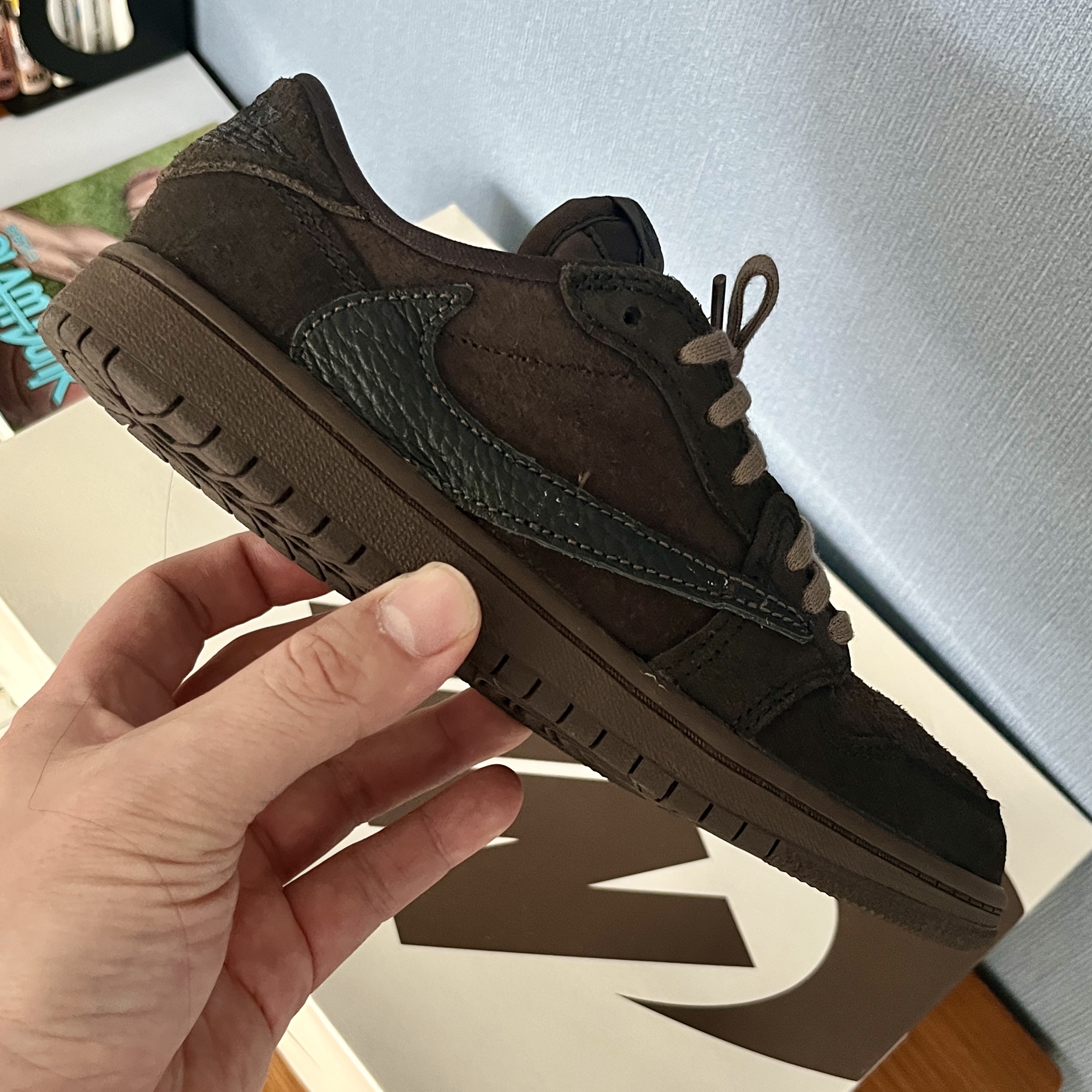Jordan 1 x Travis Scott Retro Low OG SP Velvet Brown and Dark Mocha 착용 스타일 - 1
