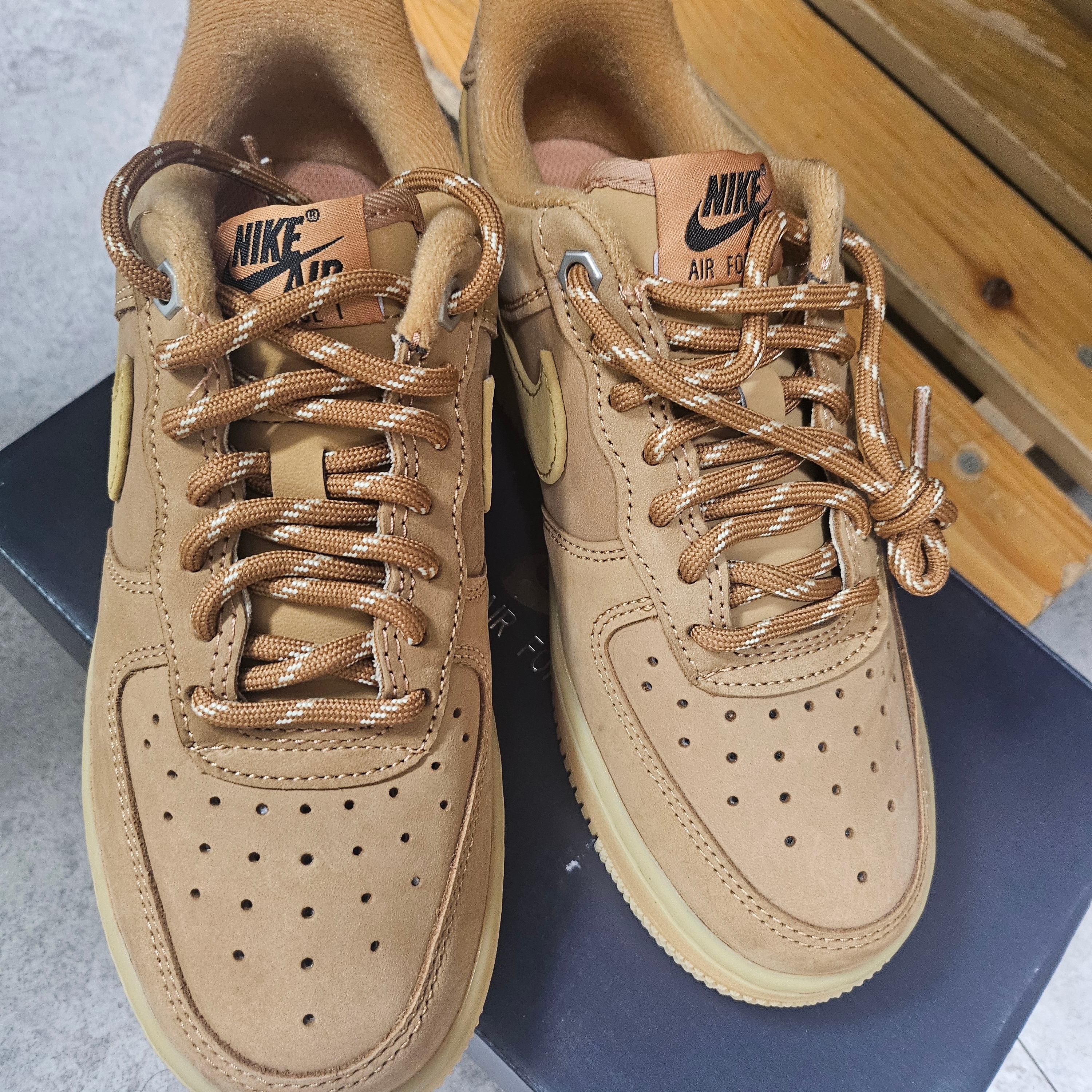 Nike Air Force 1 '07 WB Flax 착용 스타일