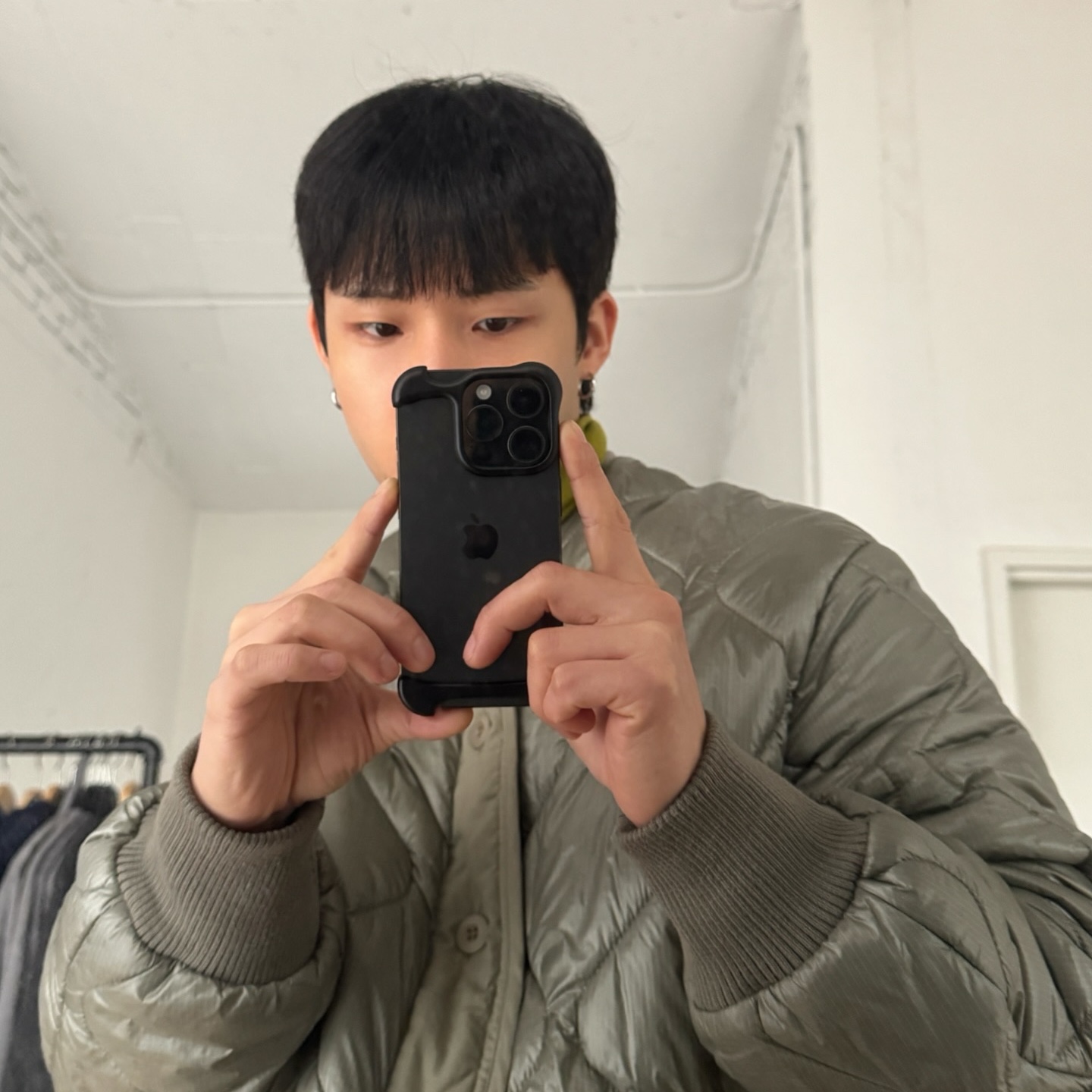 Arc Pulse iPhone 16 Pro Matte Black 착용 스타일