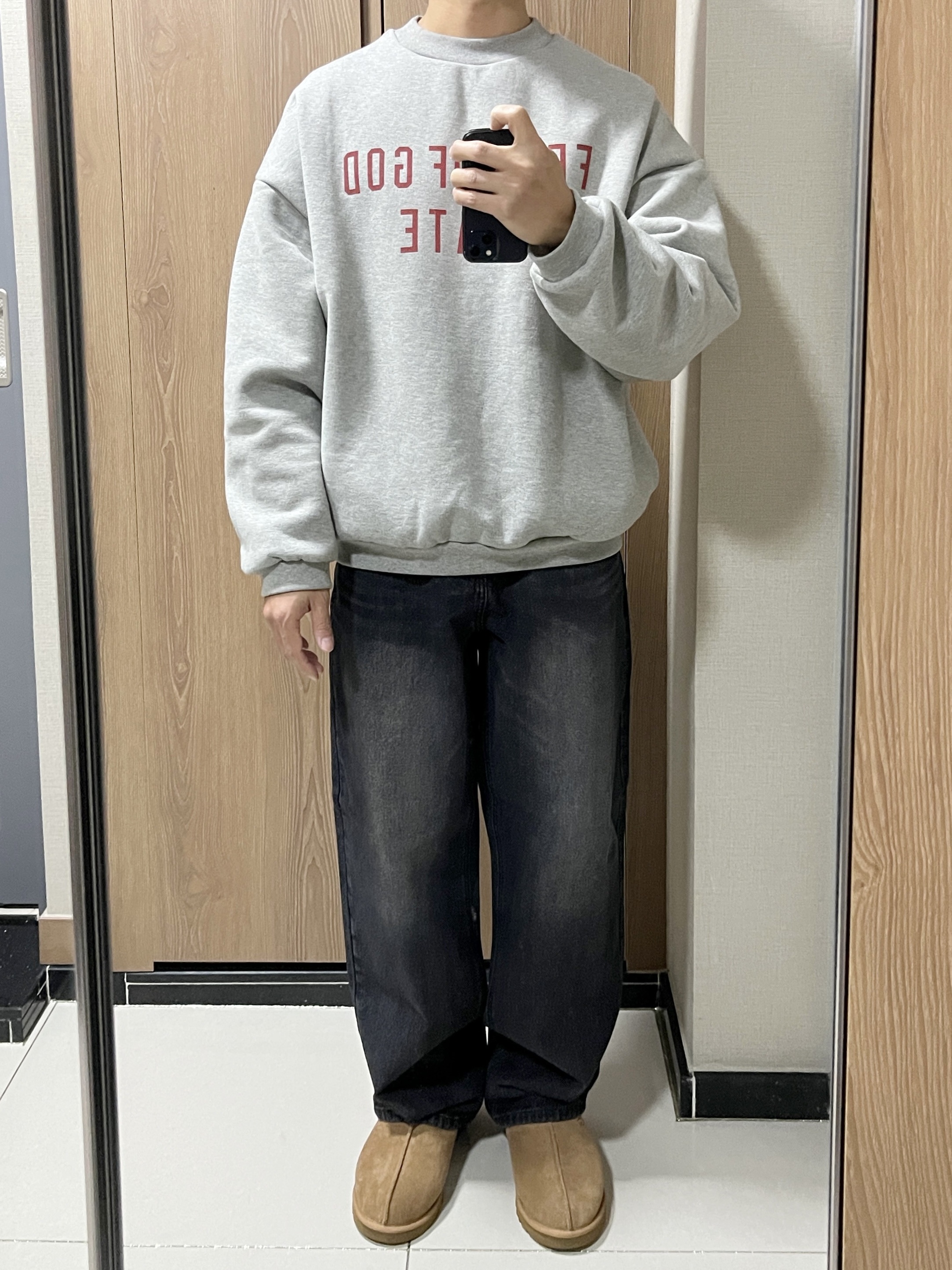 UGG Tasman Slipper Chestnut, Essentials Fleece Crewneck State Dark Heather - 24FW 착용 스타일