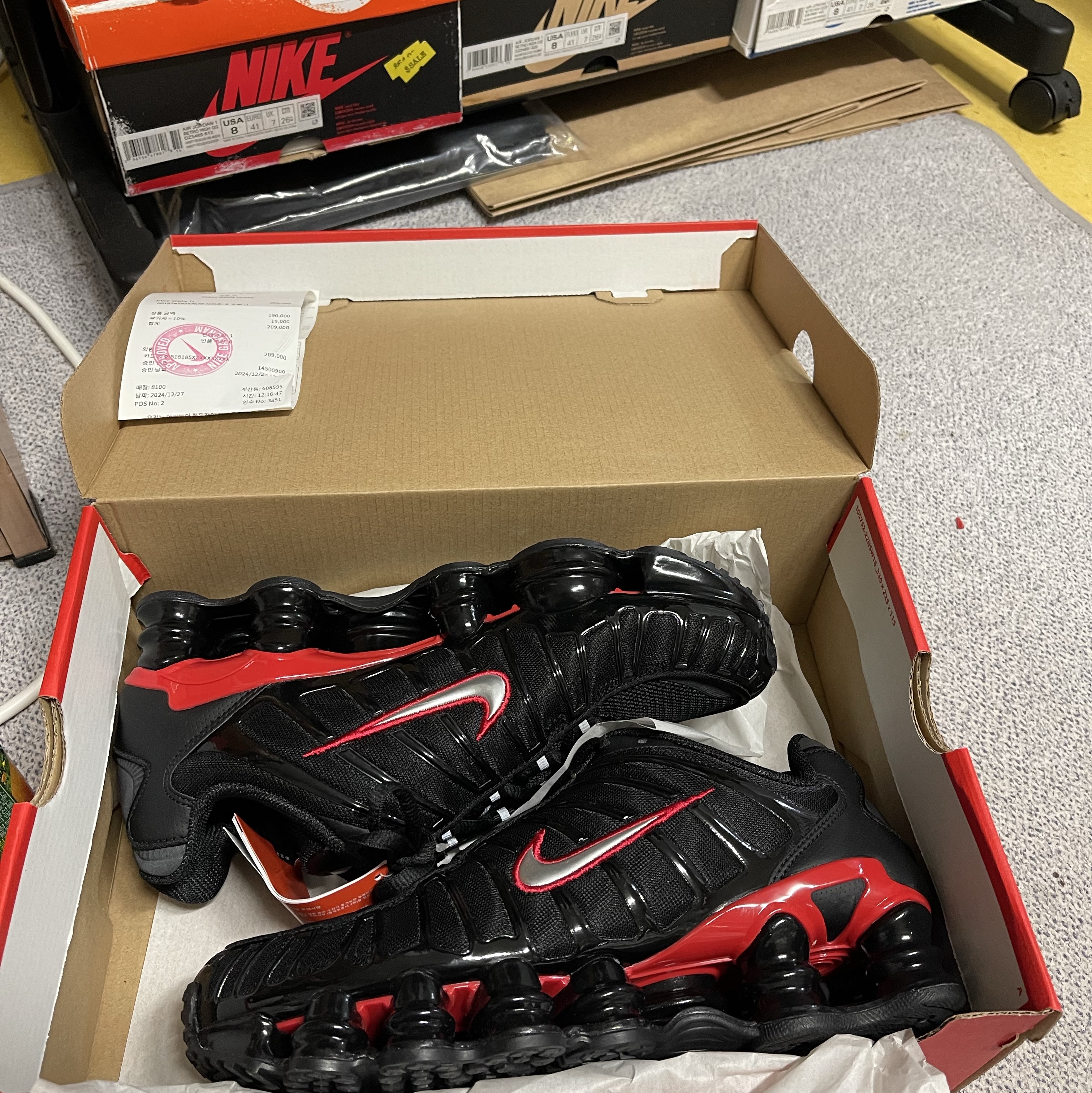 Nike Shox TL Black University Red 착용 스타일 - 2