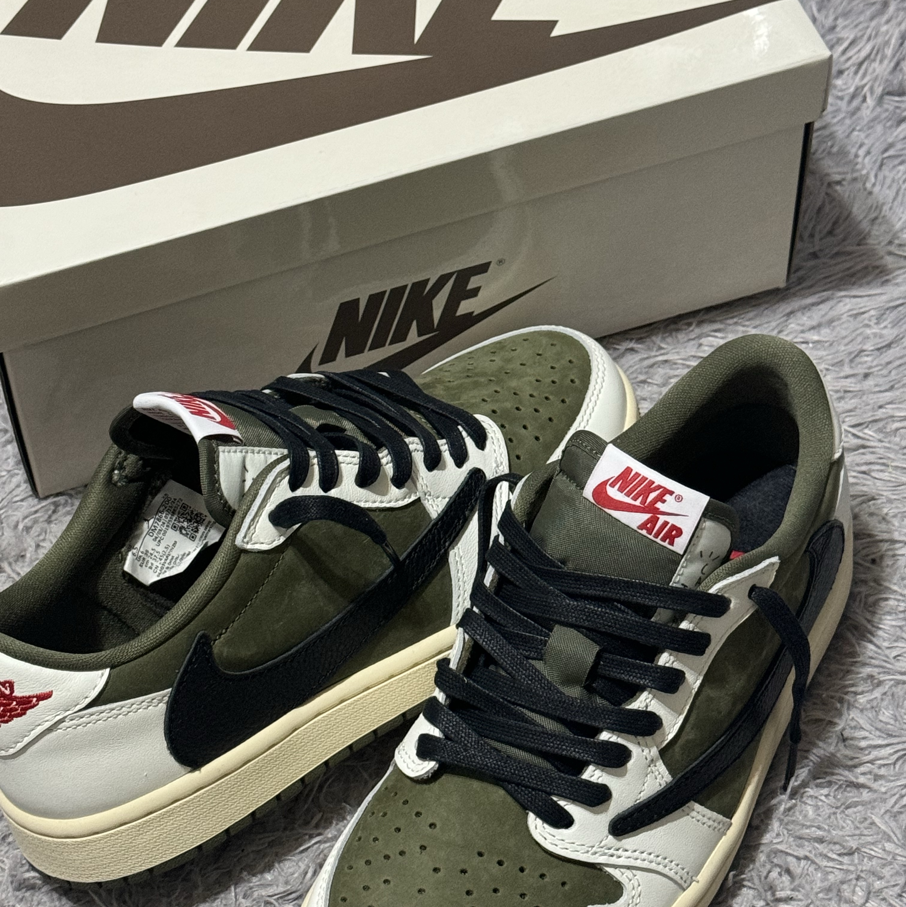 Jordan 1 x Travis Scott Retro Low OG SP Reverse Olive 착용 스타일