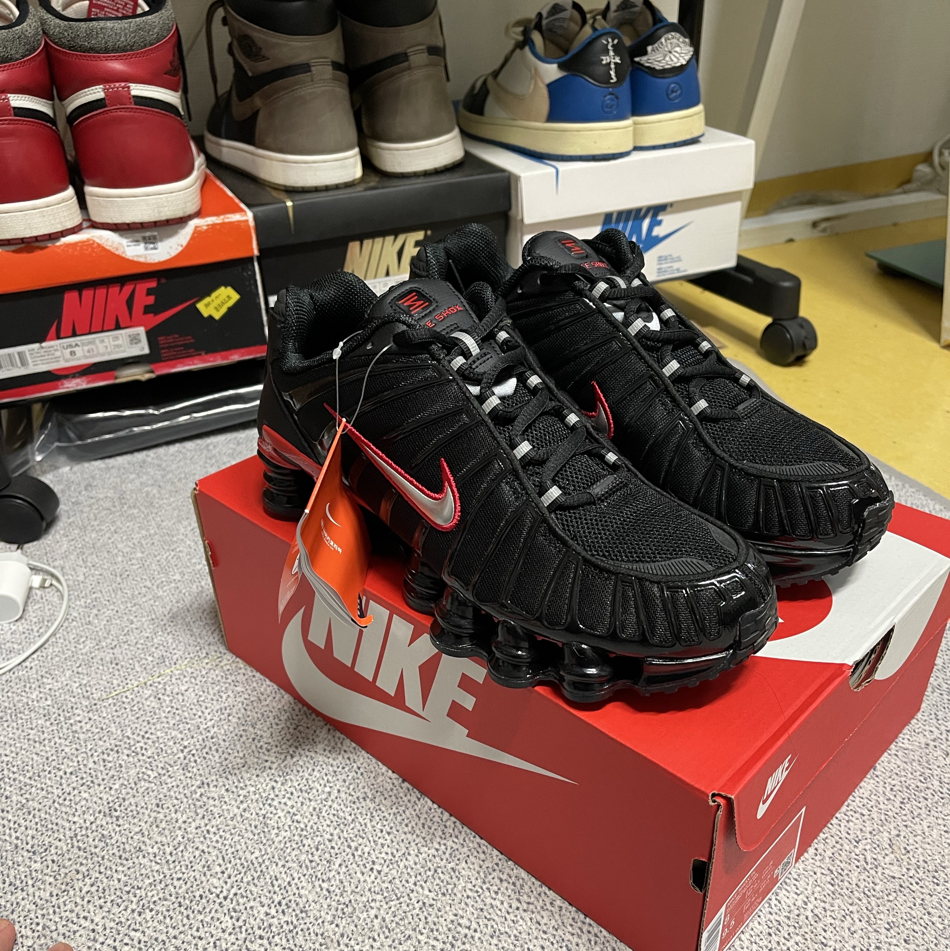 Nike Shox TL Black University Red 착용 스타일 - 1